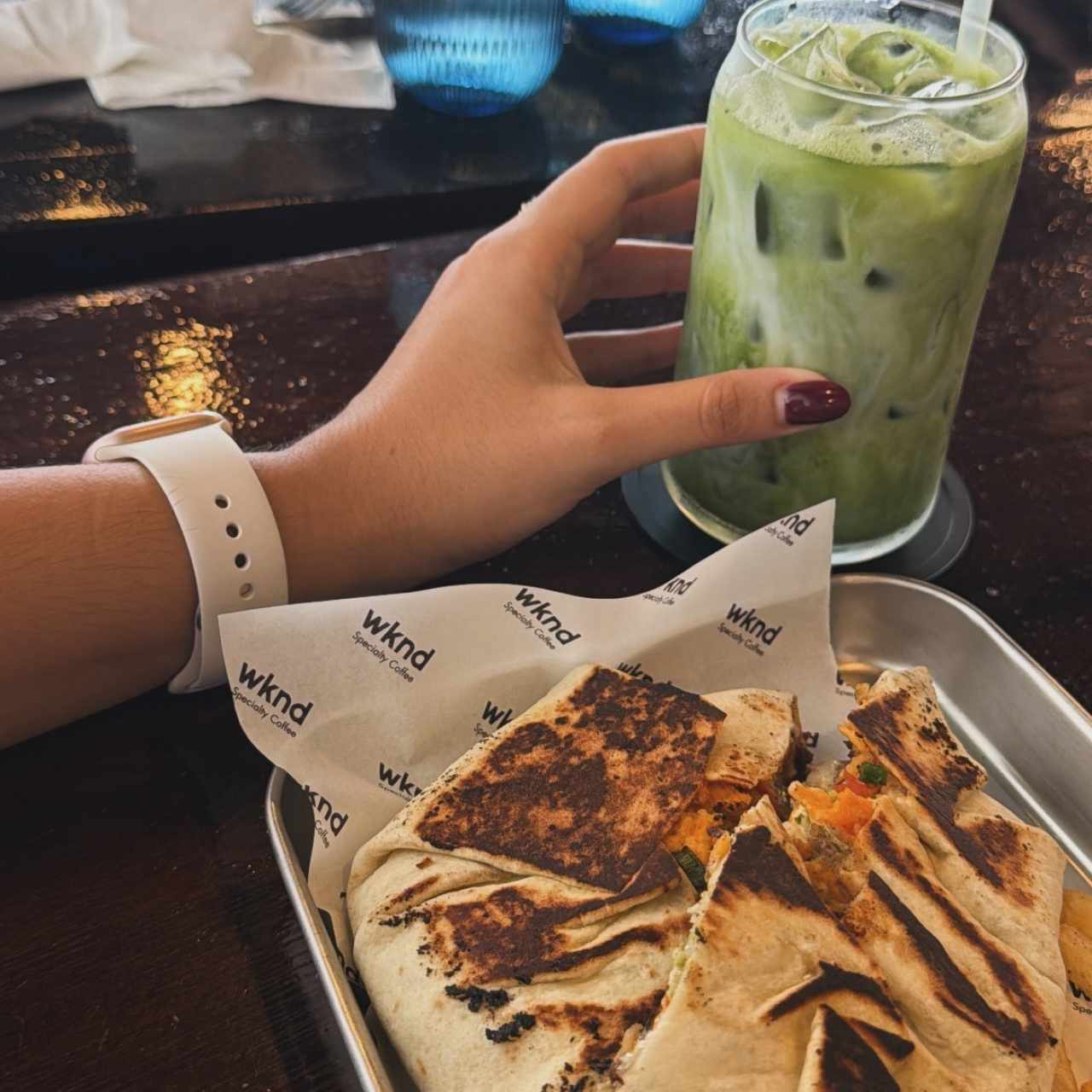 Wrap de Carne y Matcha latte iced