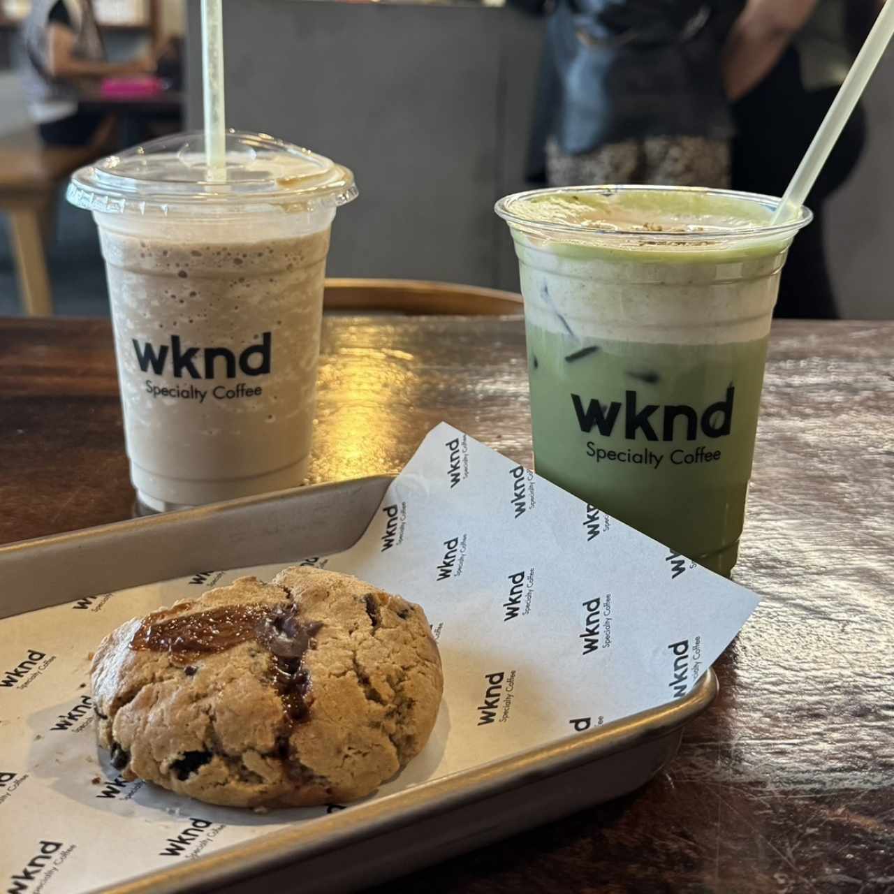 Galleta dulce de leche, frappé de café y matcha banana