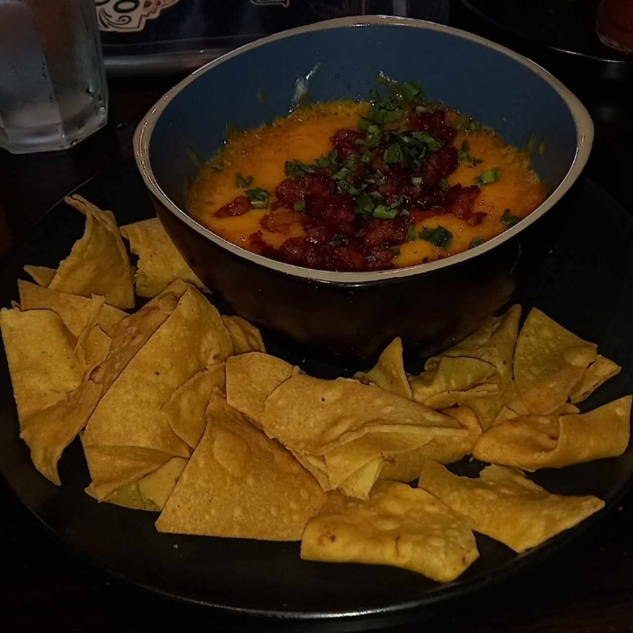 Queso fundido con chorizo 