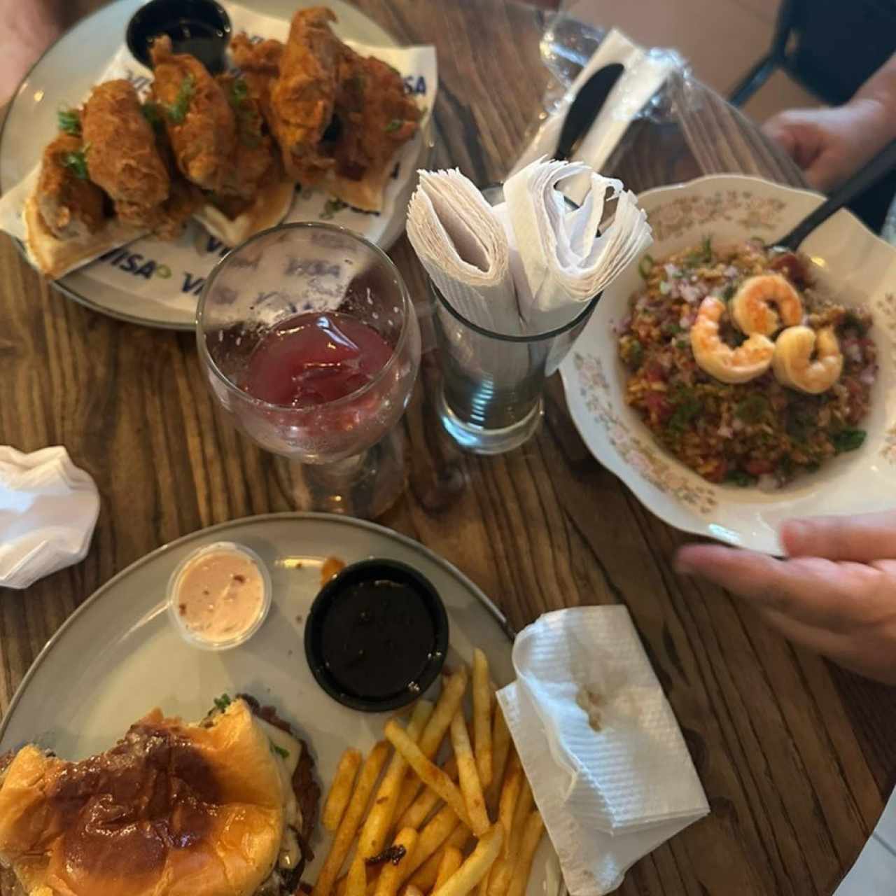 Especial de tiras de pollo, jambalaya, hamburguesa., 