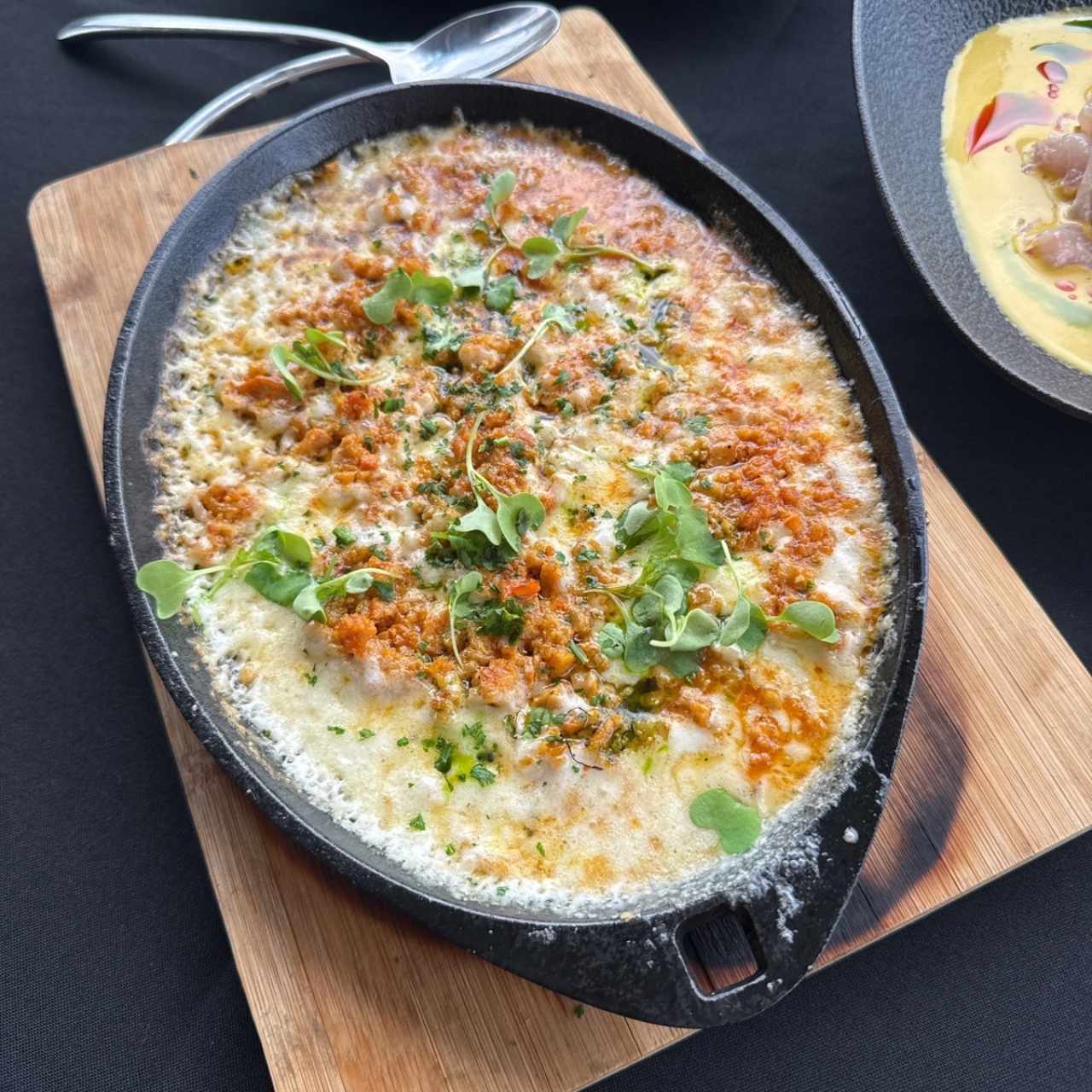 QUESO FUNDIDO CON CHORIZO