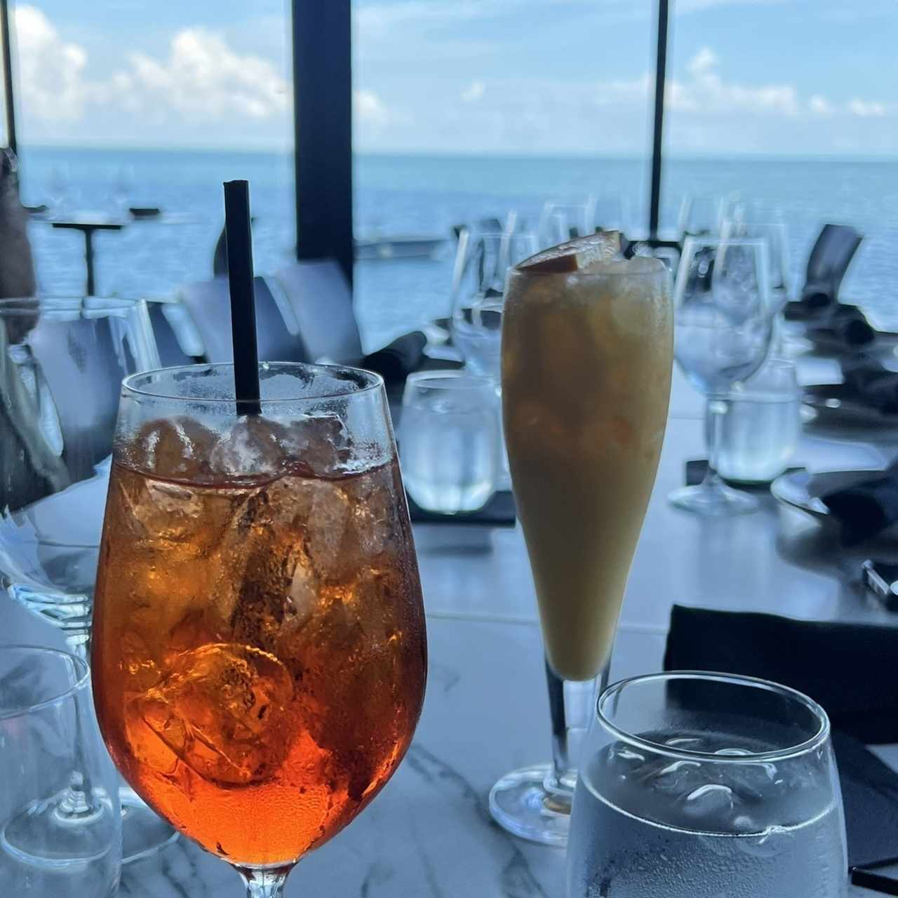 aperol spritz (izquierda)