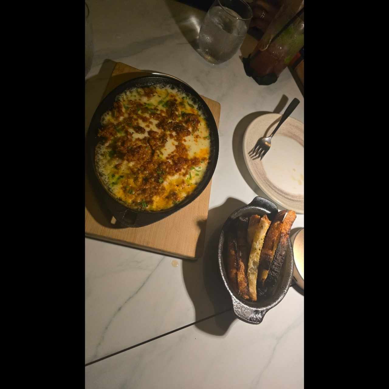 queso fundido con chorizo 