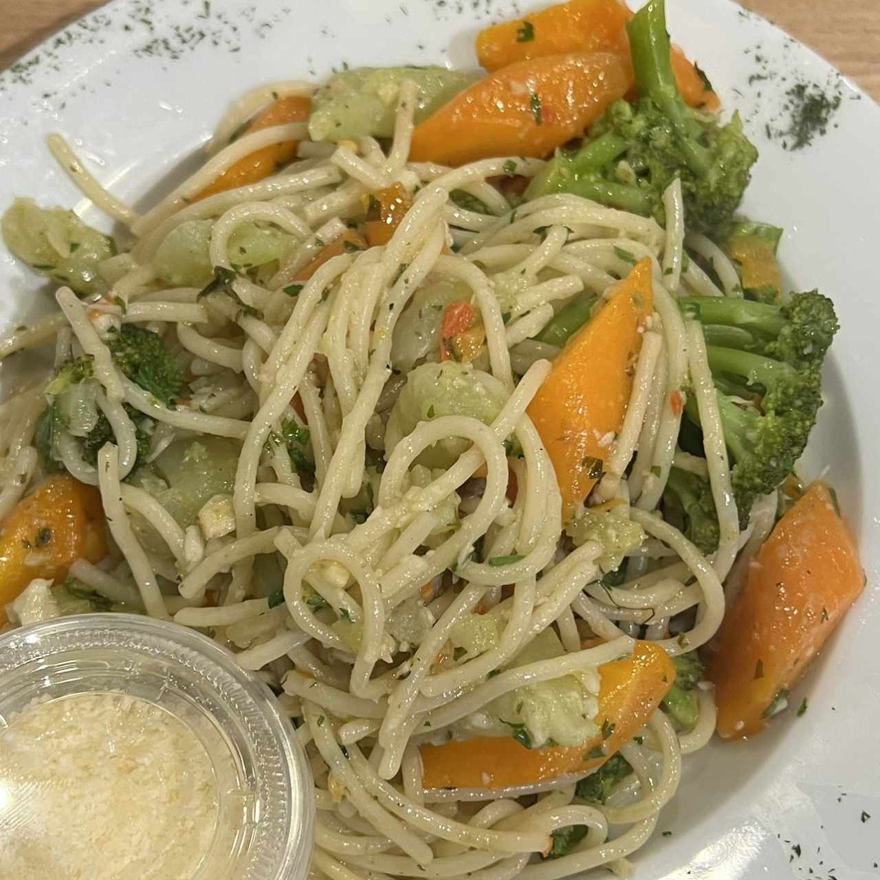 Spaghetti con vegetales al óleo 