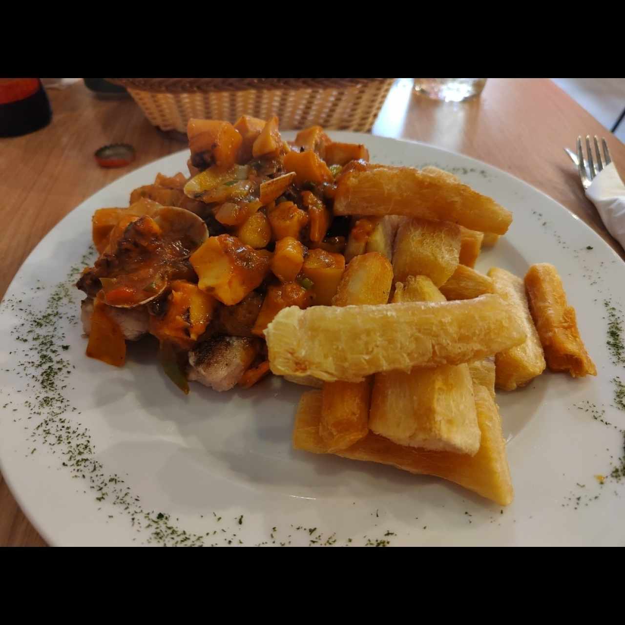 Corvina a lo macho con yuca frita