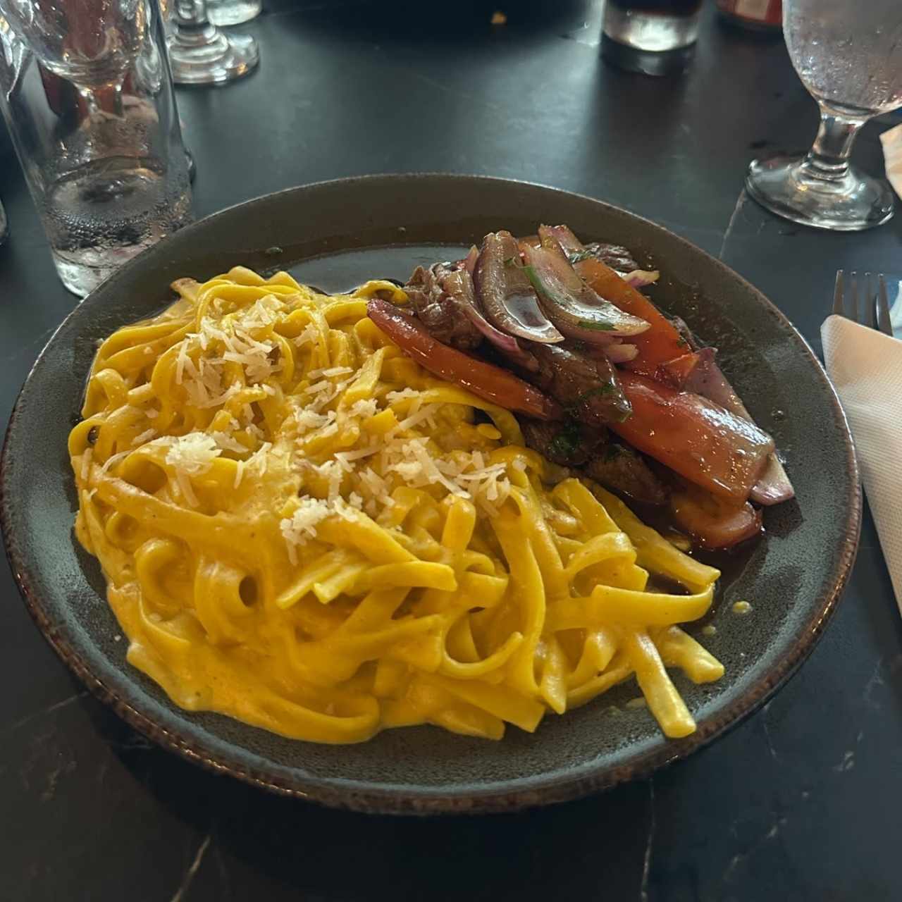 Lomito salteado con fettuccine a la huancaina 