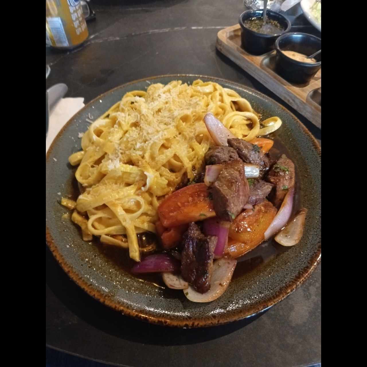 Fettuccini a la Huancaína con lomo saltado 