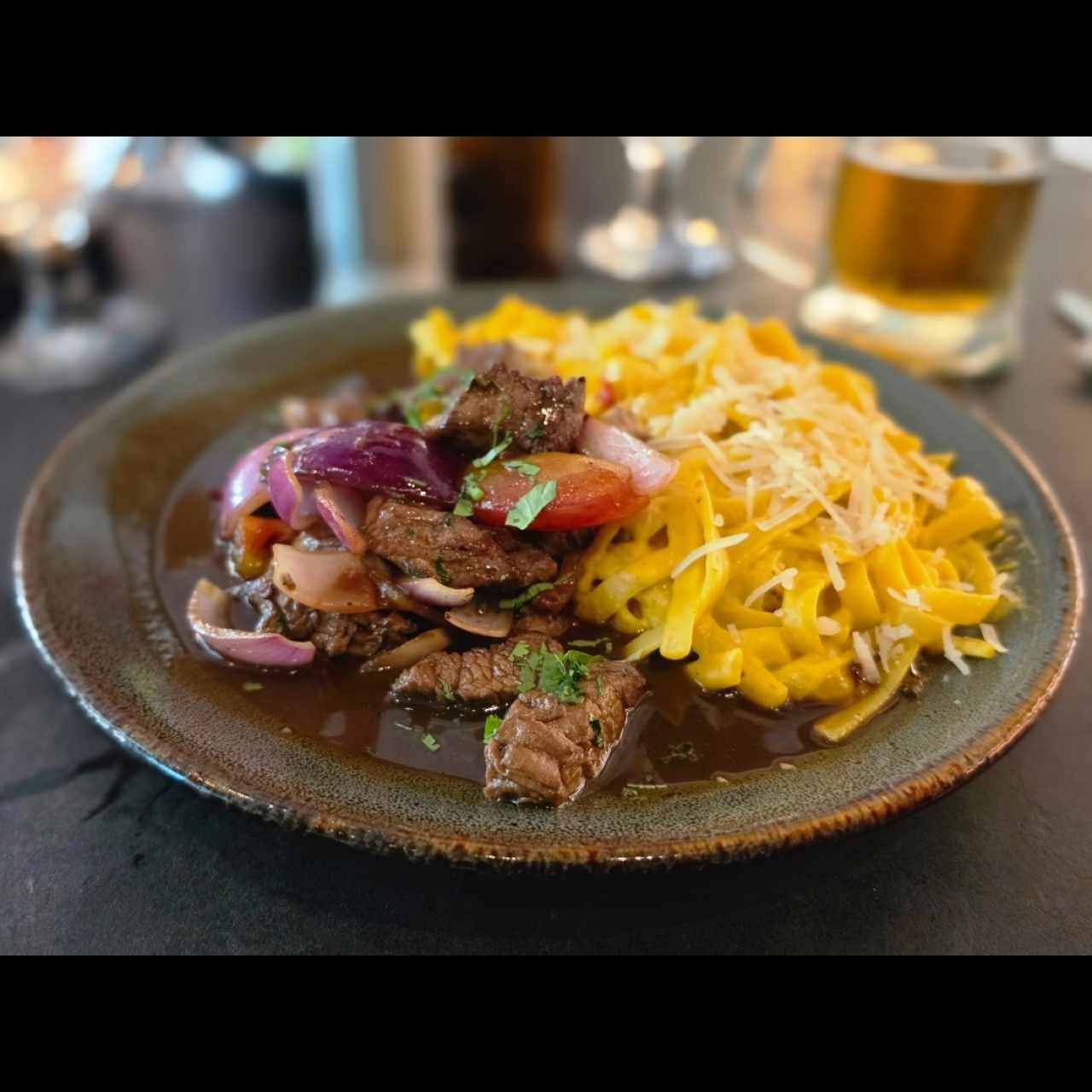 Fetuccini con salsa a la huacaina y lomito