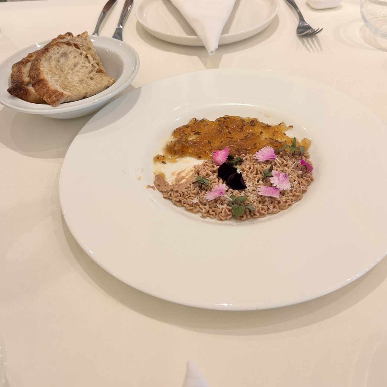 Pate con foigrass con cebollas caramelizadas y tosradas de masa madre