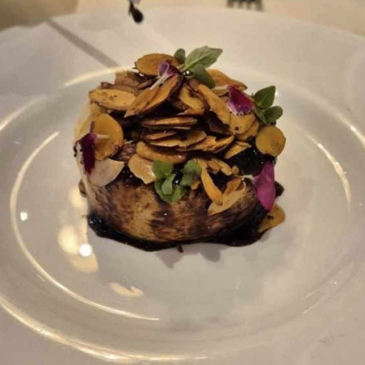Queso brie con mermelada y lascas de almendras