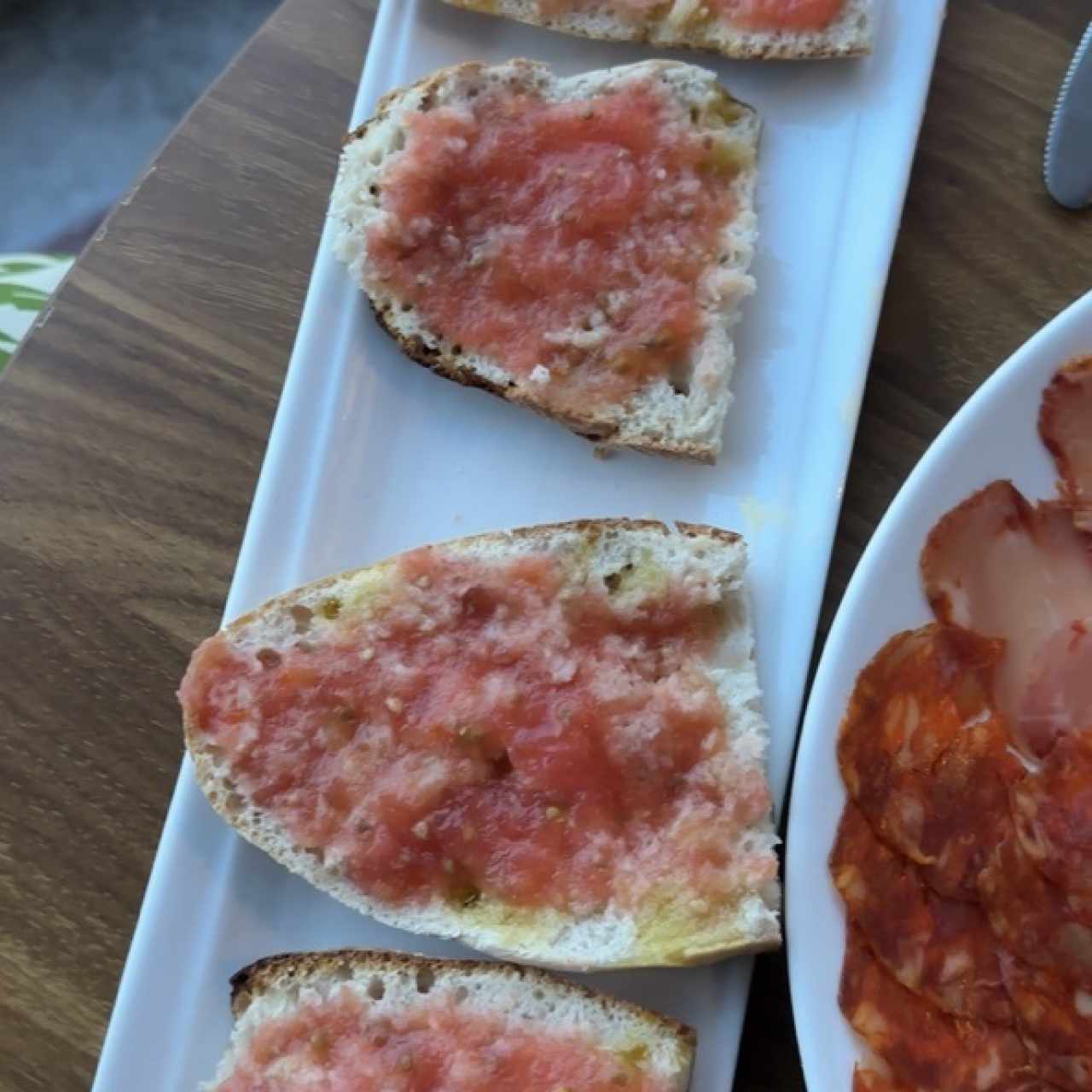 PAN GALLEGO CON TOMATE, ACEITE DE OLIVA Y SAL