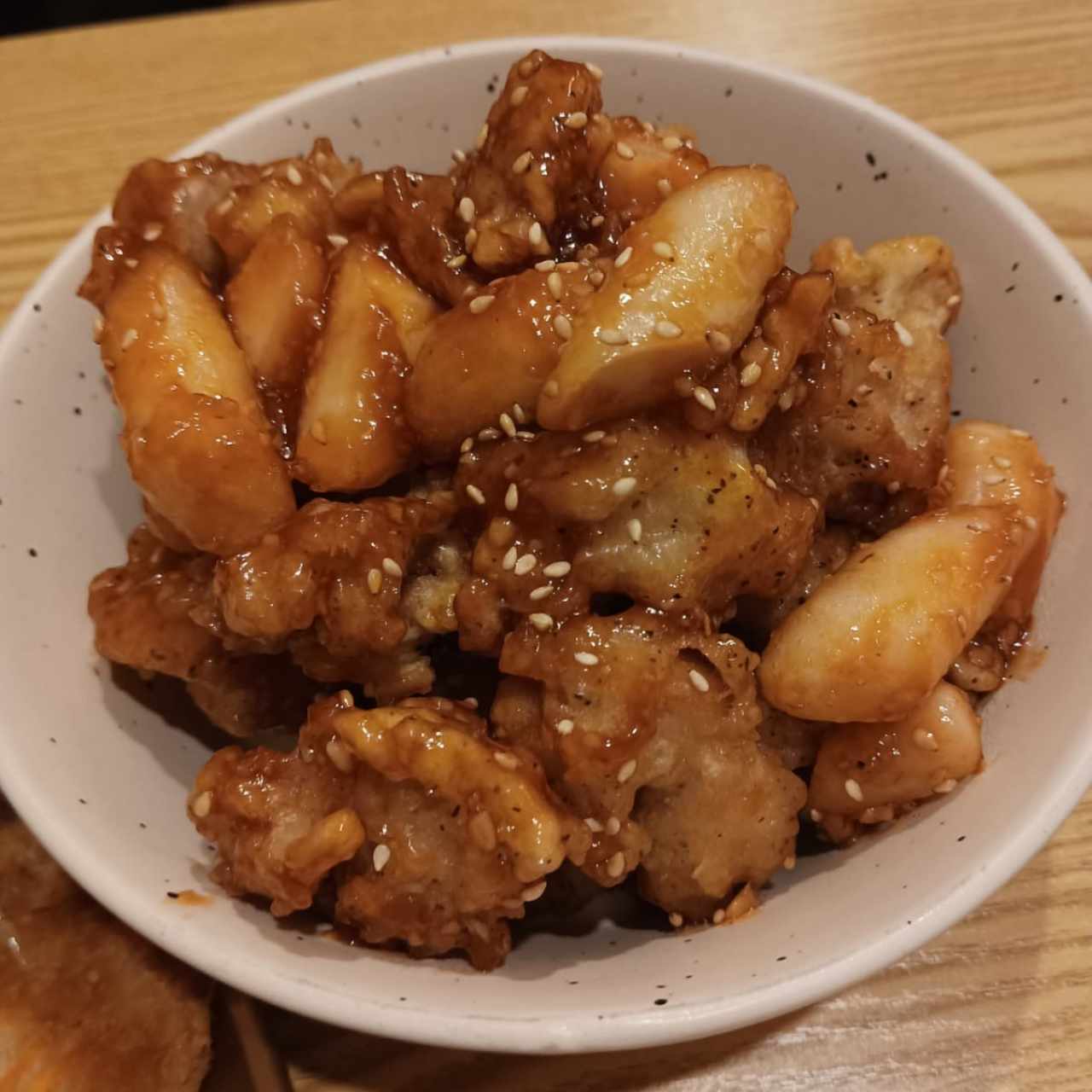 Popcorn chicken con teokboki