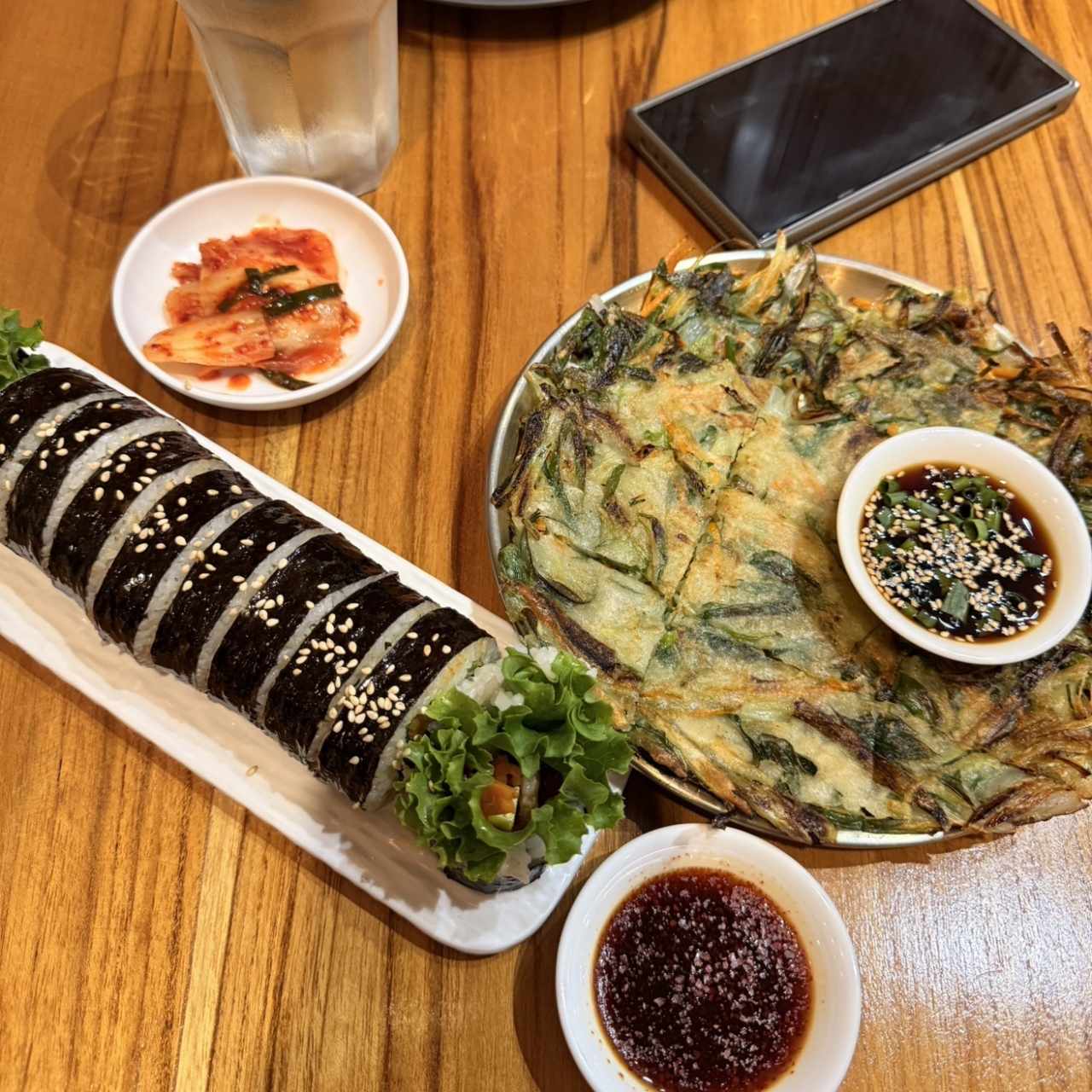 Kimbap y pancake de vegetales 