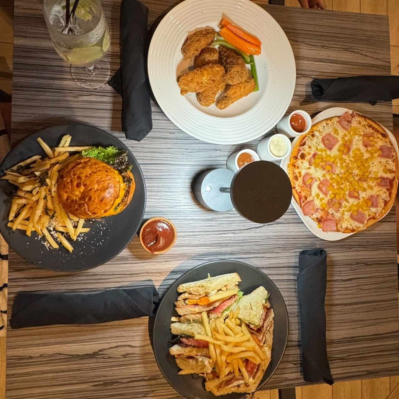 Alitas, Pizza Hawaiana, Hamburguesa y Club Sandiwch