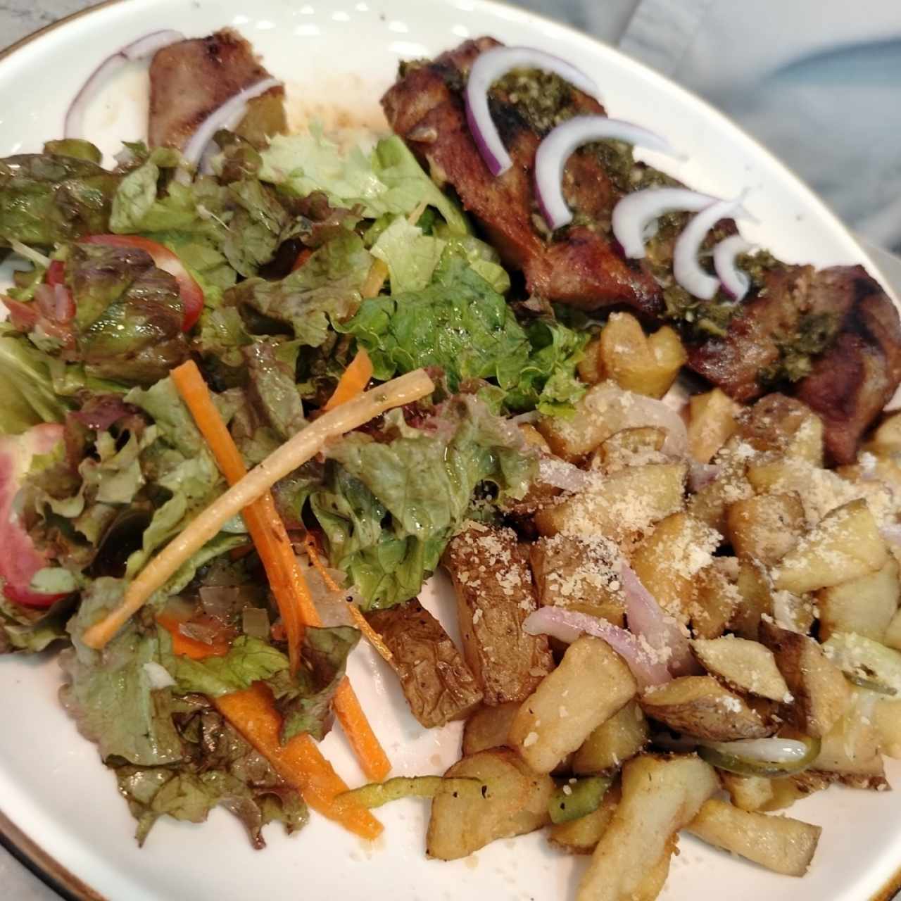 Bistec encebollado 