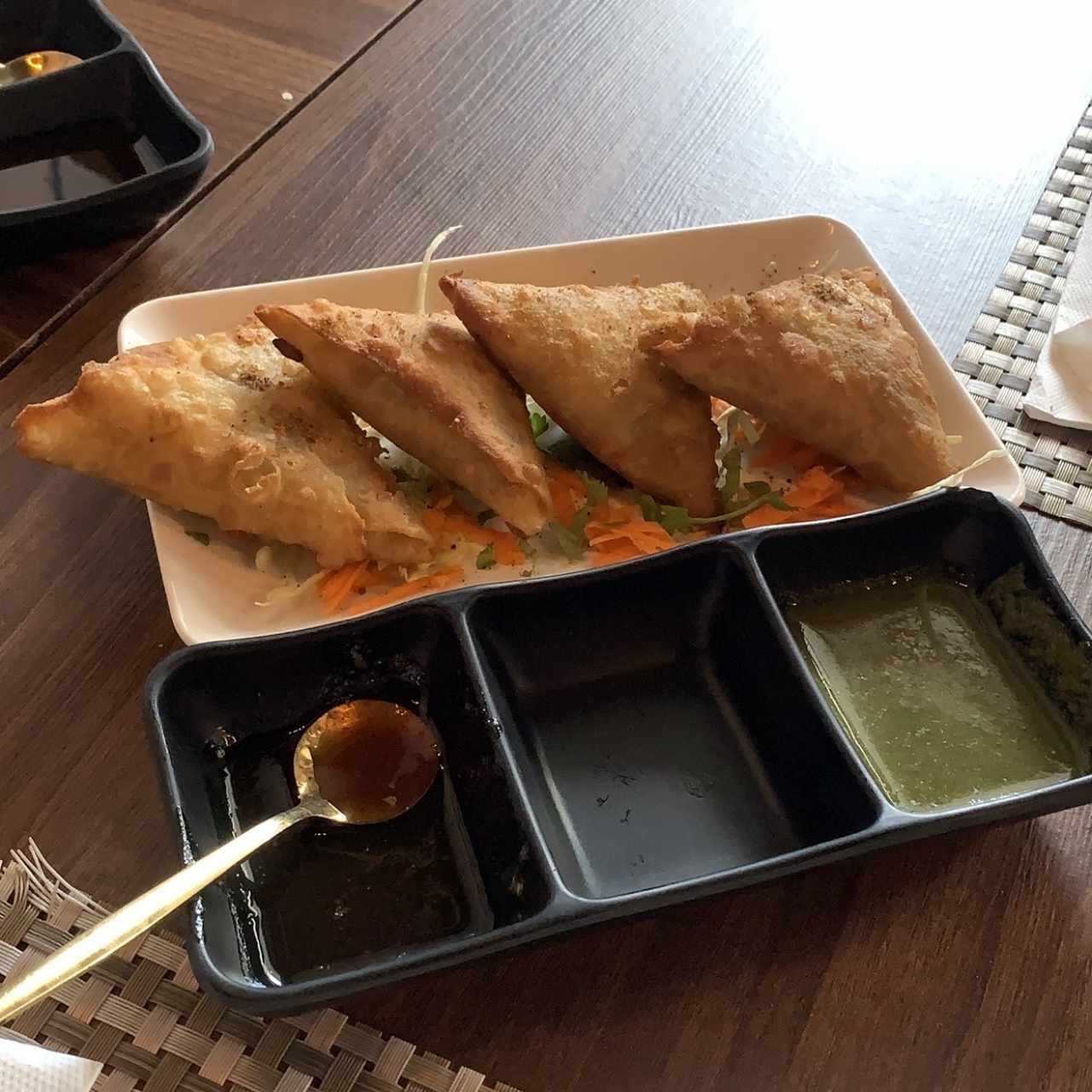 Samosas de vegetales. La salsa de tamarindo genial