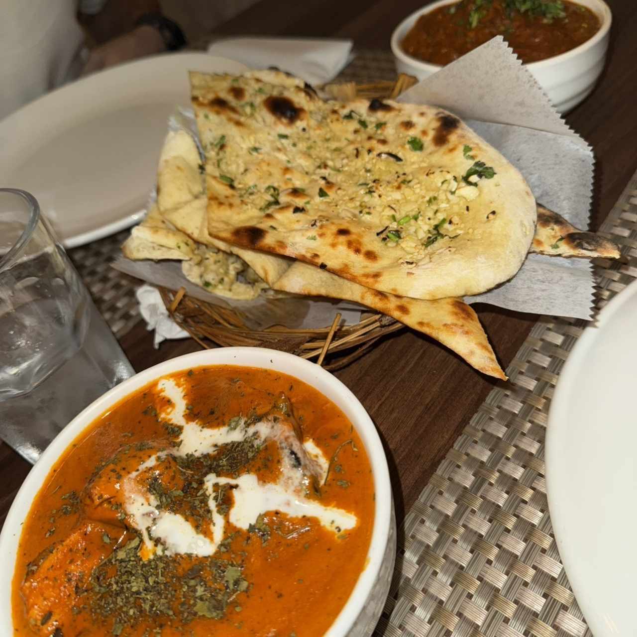 Butter chicken, naan y lamb tikka masala