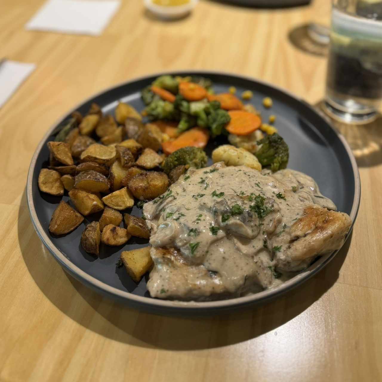 Chicken al Hongo con vegetales salteados y papines al horno