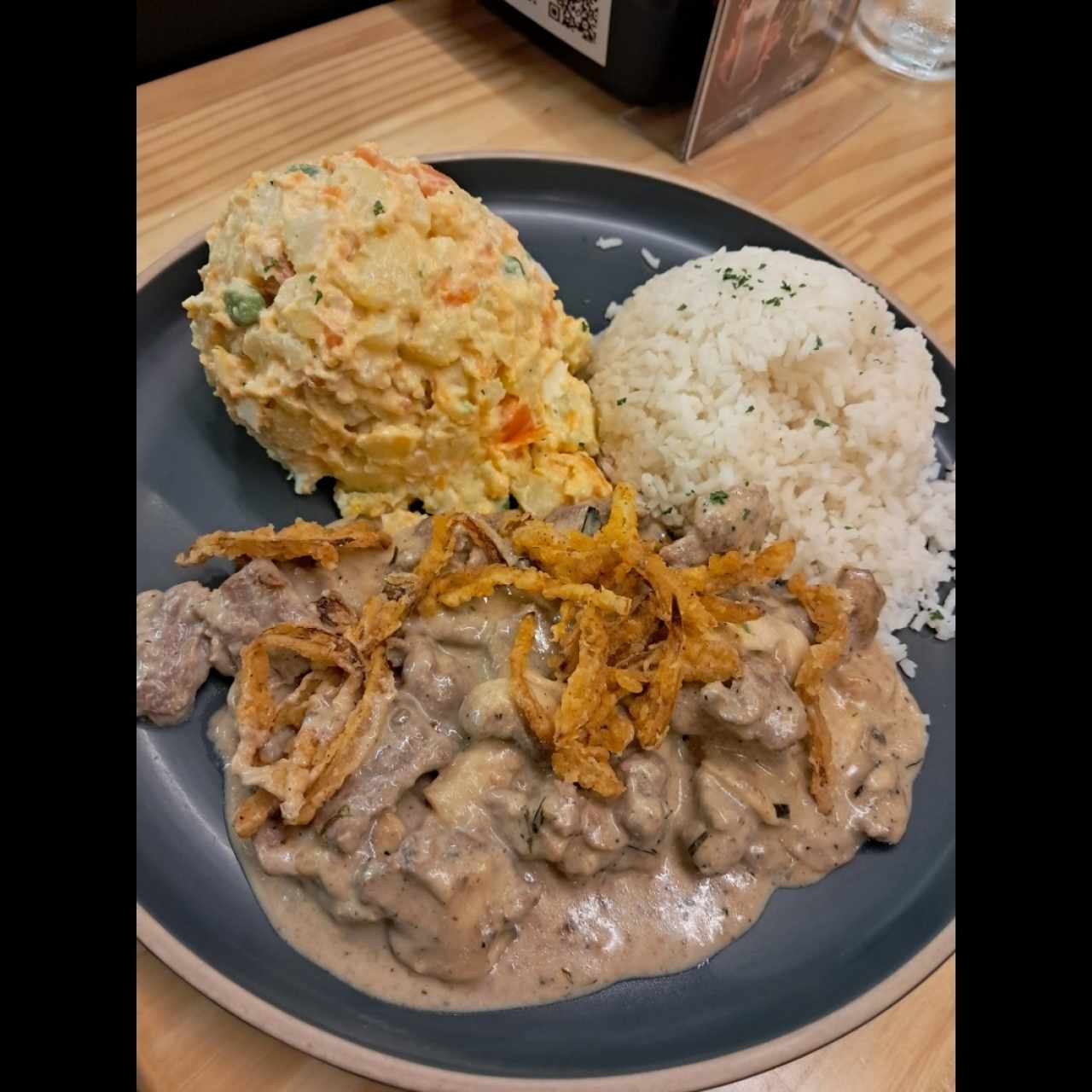 strogonoff con ensalada y arroz 