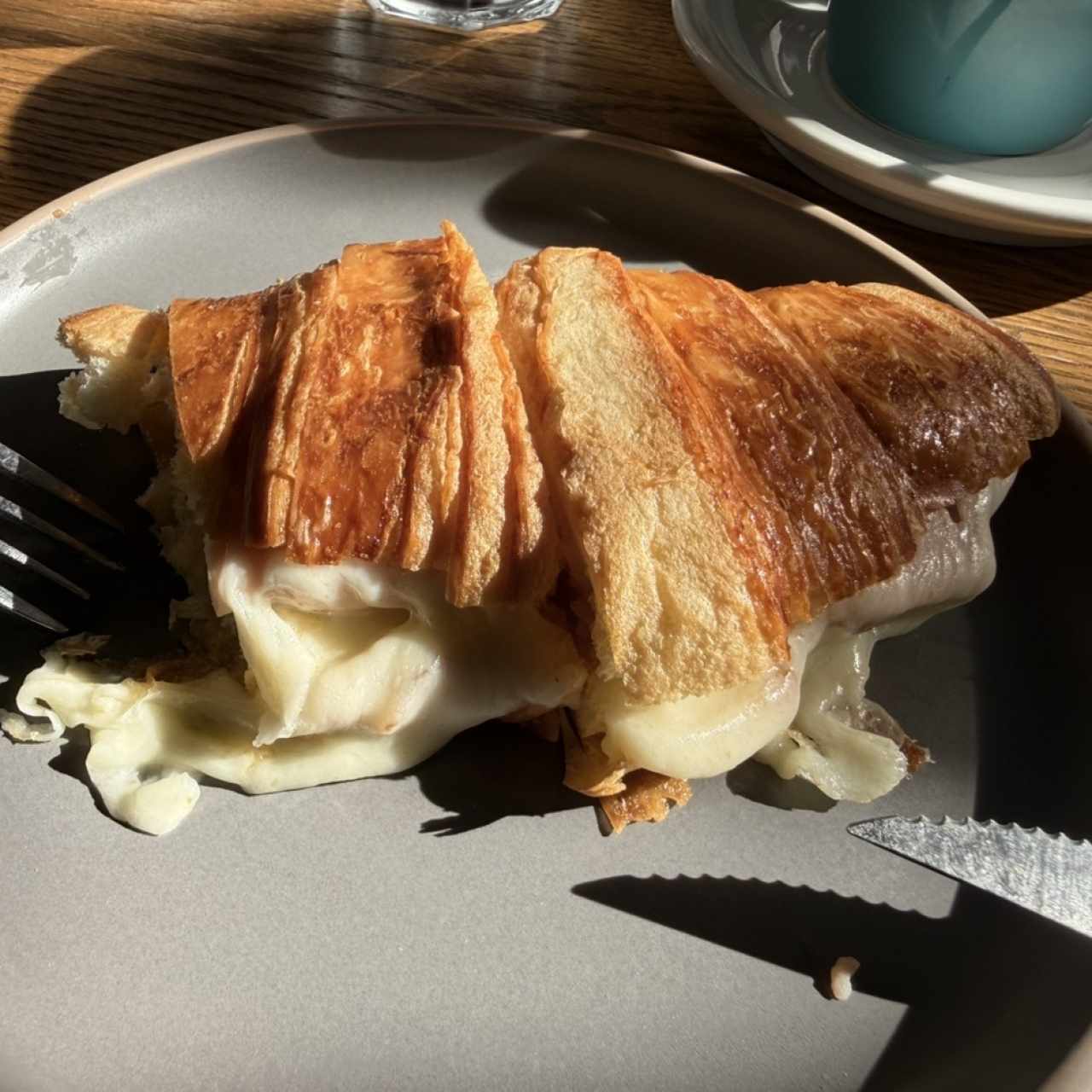 Croissant con queso (Mozzarella,Cheddar o Nacional)