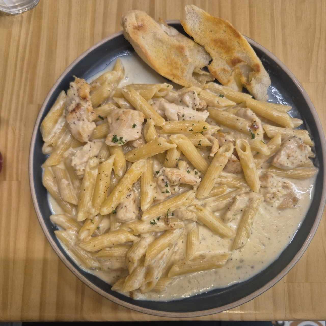 Penne Alfredo con pollo