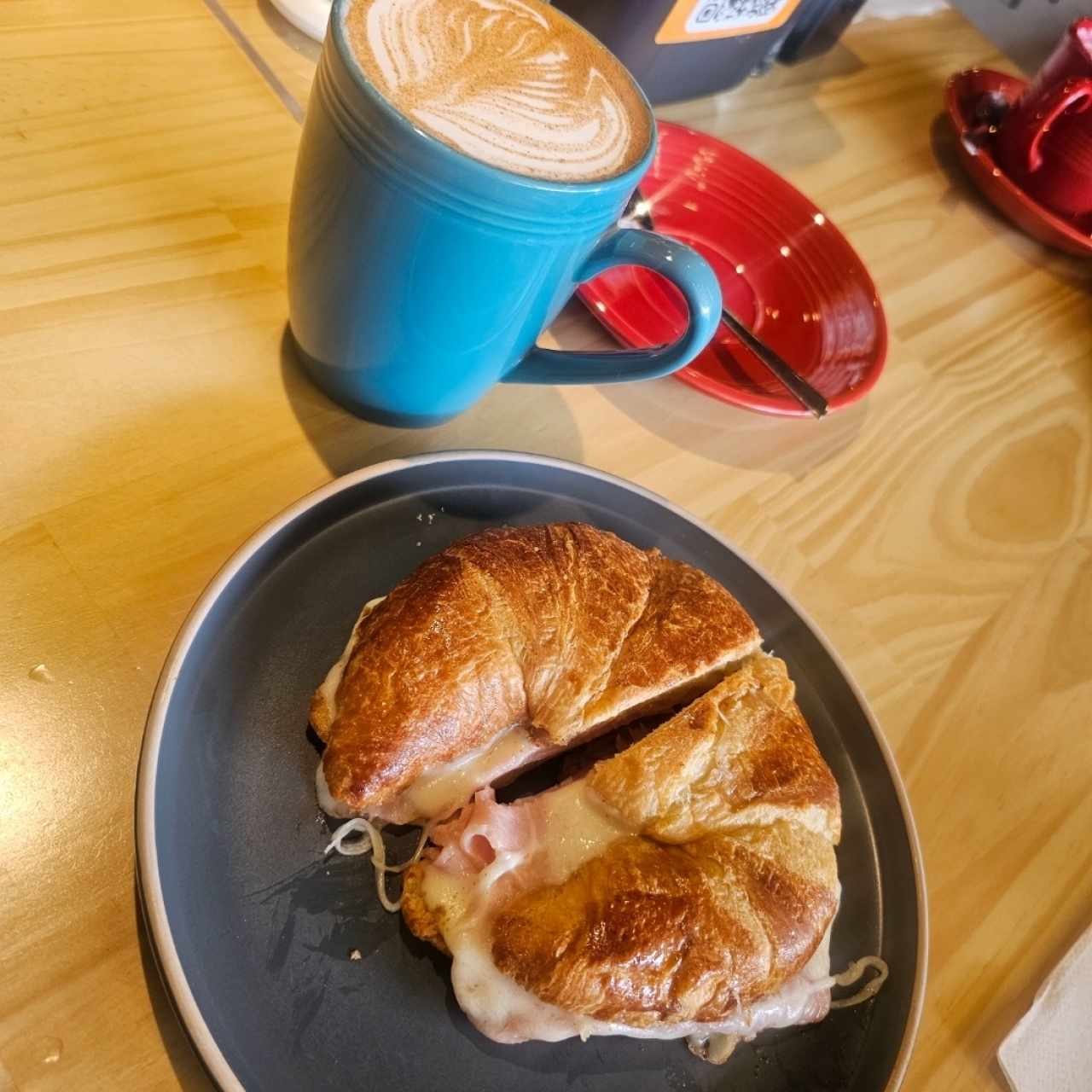 Croissant con queso (Mozzarella,Cheddar o Nacional)