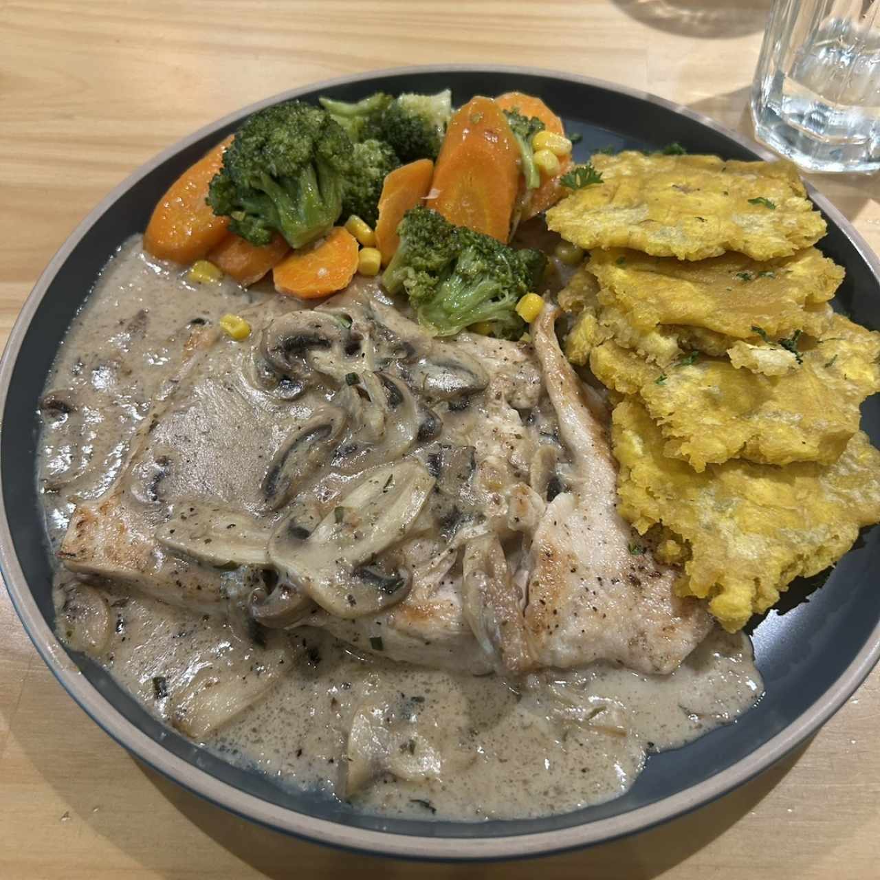 Pollo en salsa de hongos