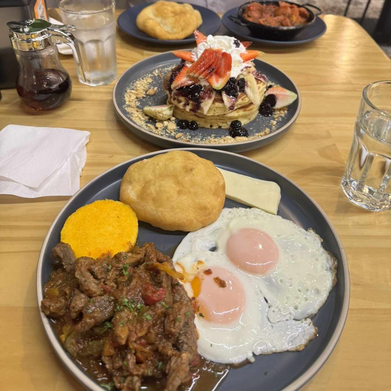 Desayuno panameño, salchicha guisada y pancakes 