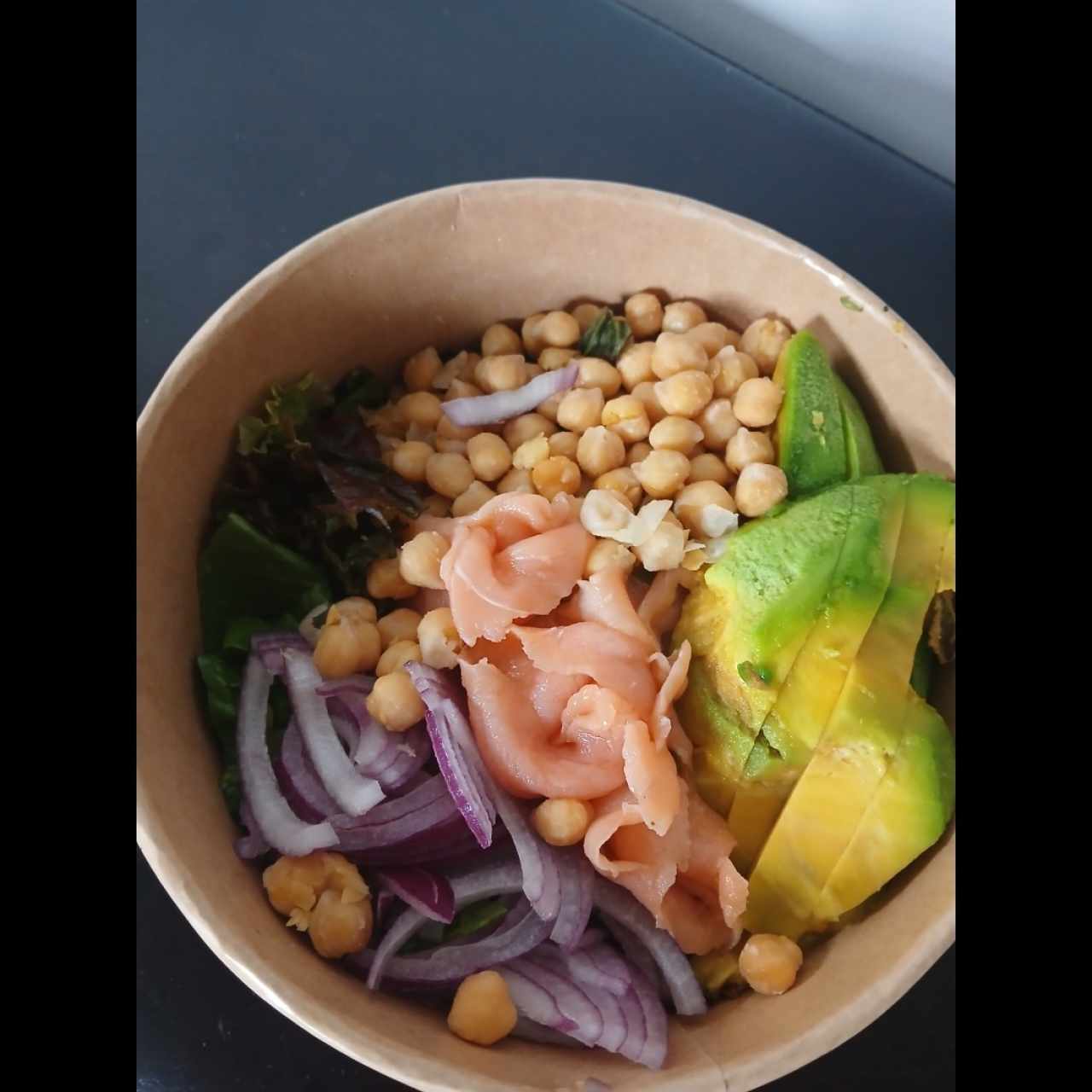 ensalada sin sabor y poco salmón que no me dijeron era crudo