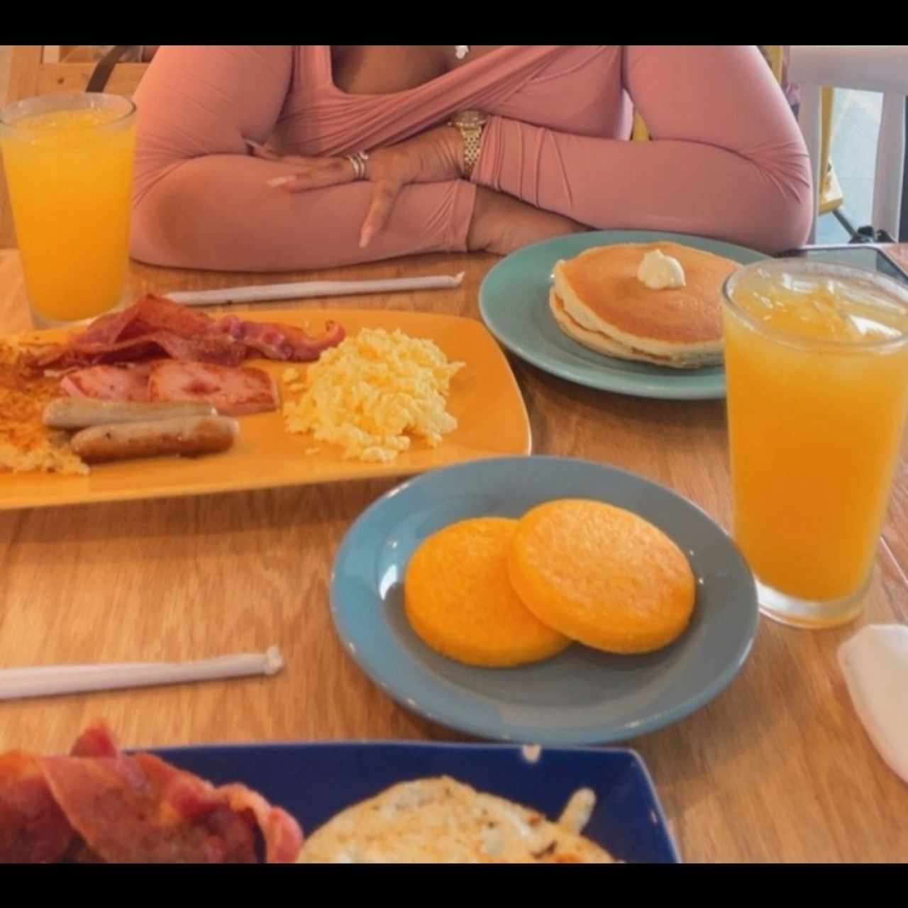 Sampler basico con buttermilk pancakes 