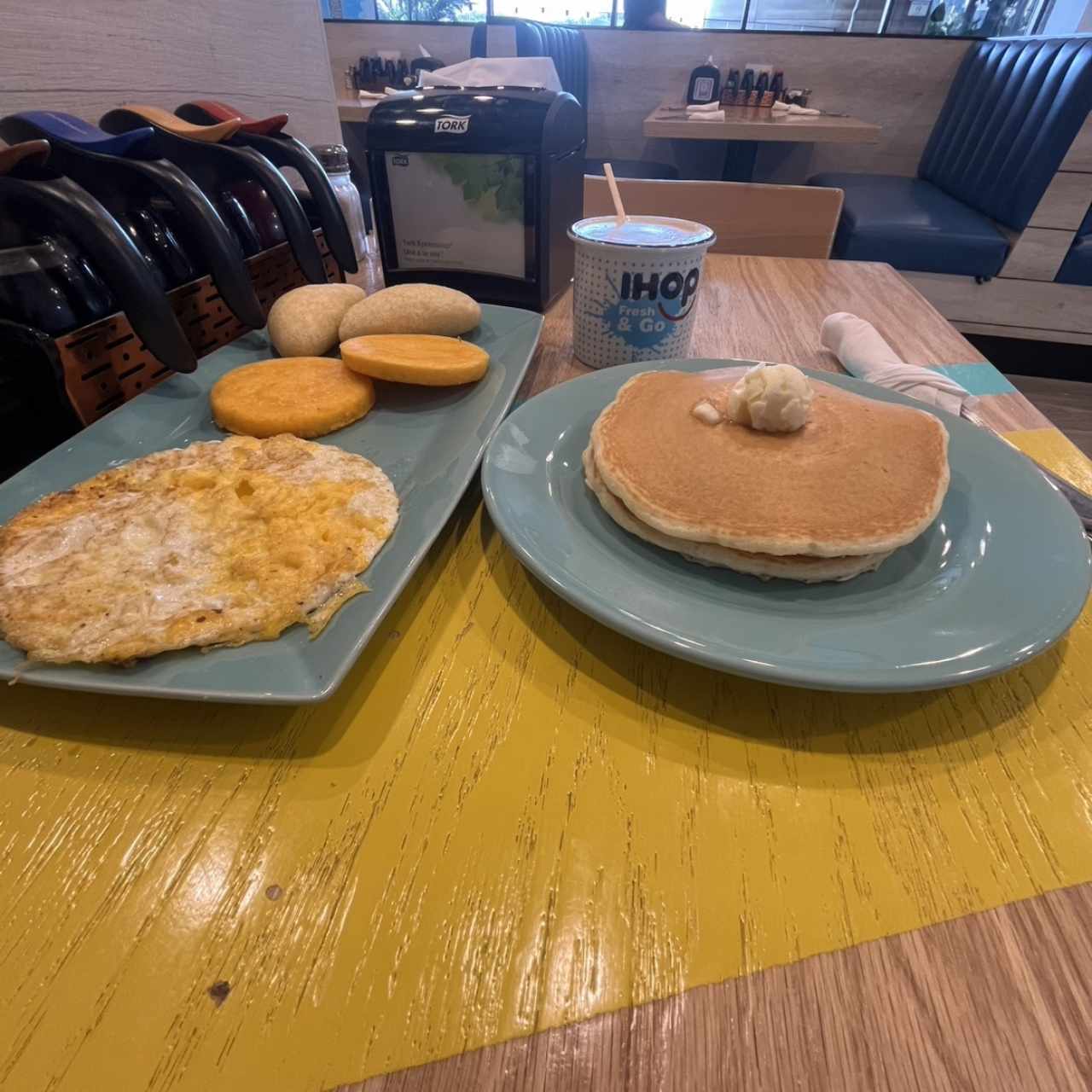 Tipico + Pancakes Cafe americano con leche 