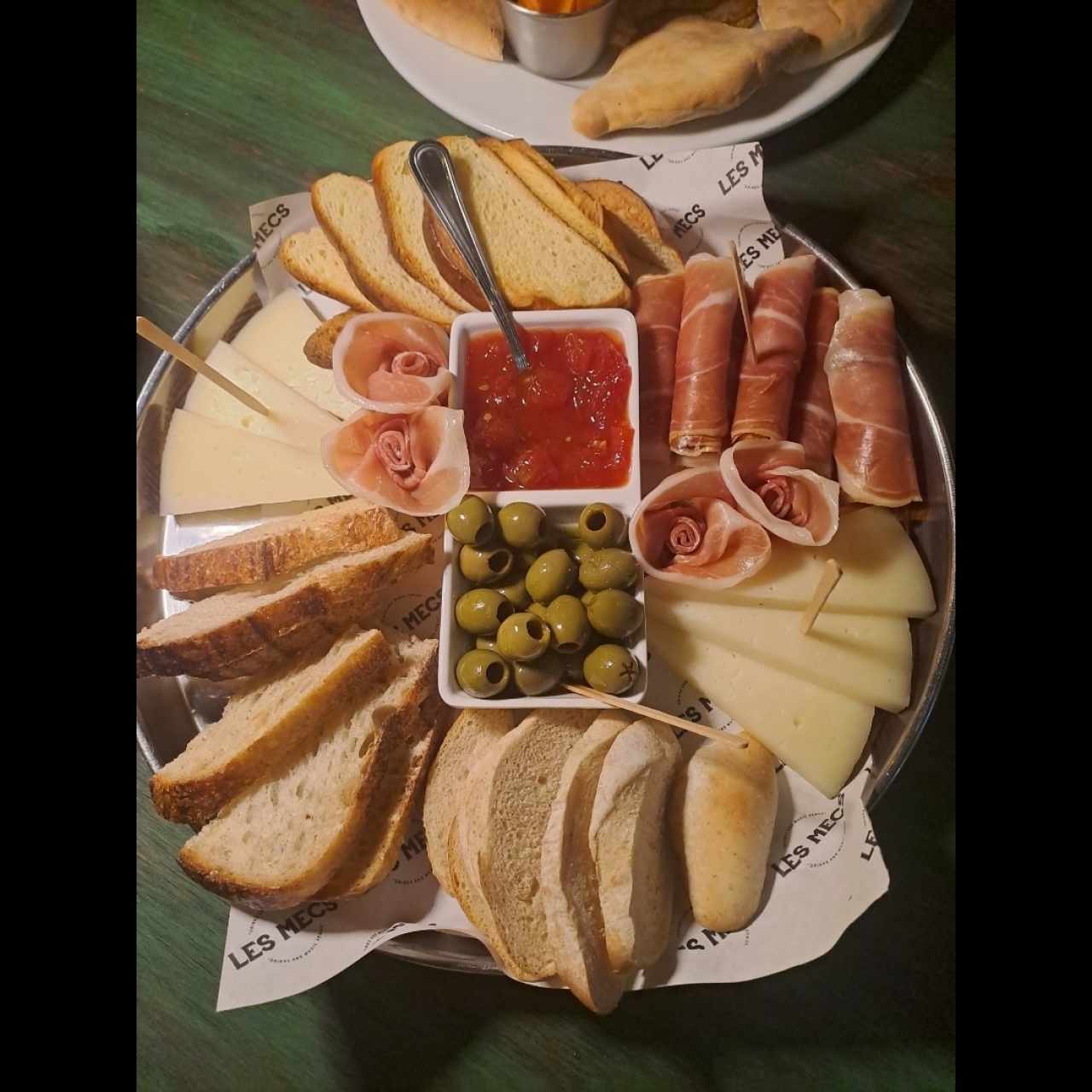 tabla de quesos y charcutería
