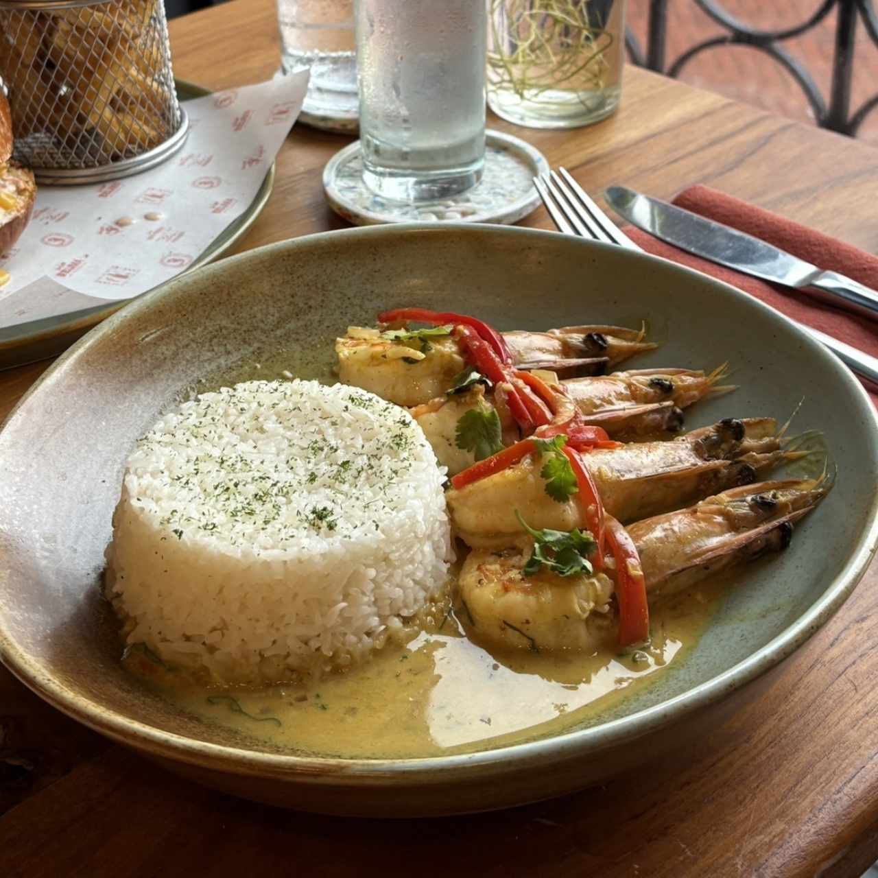 LANGOSTINOS AL CURRY DE COCO
