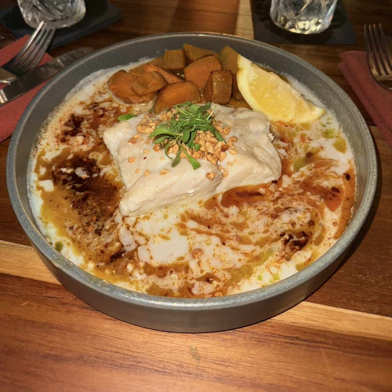 PESCADO ESCALFADO EN COCO Y LIMÓN