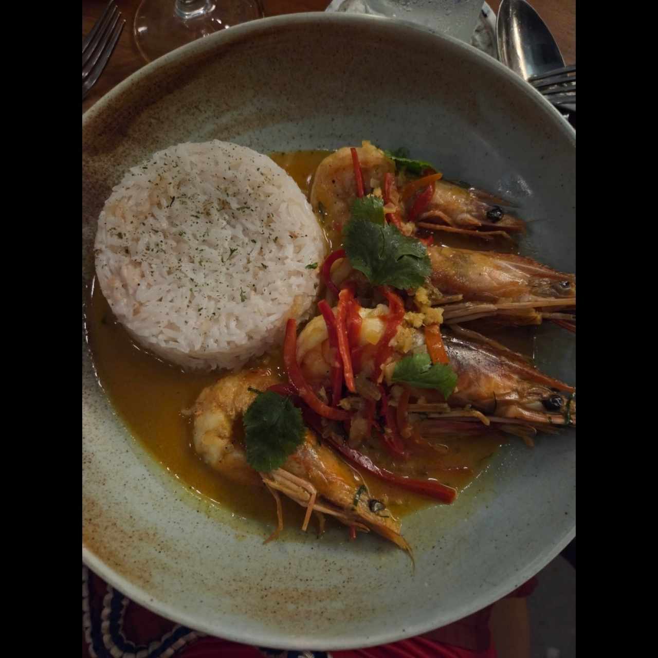 LANGOSTINOS AL CURRY DE COCO