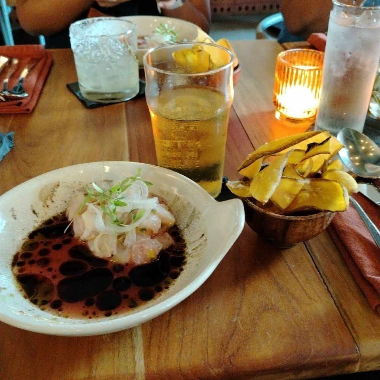 Ceviche y cerveza de barril