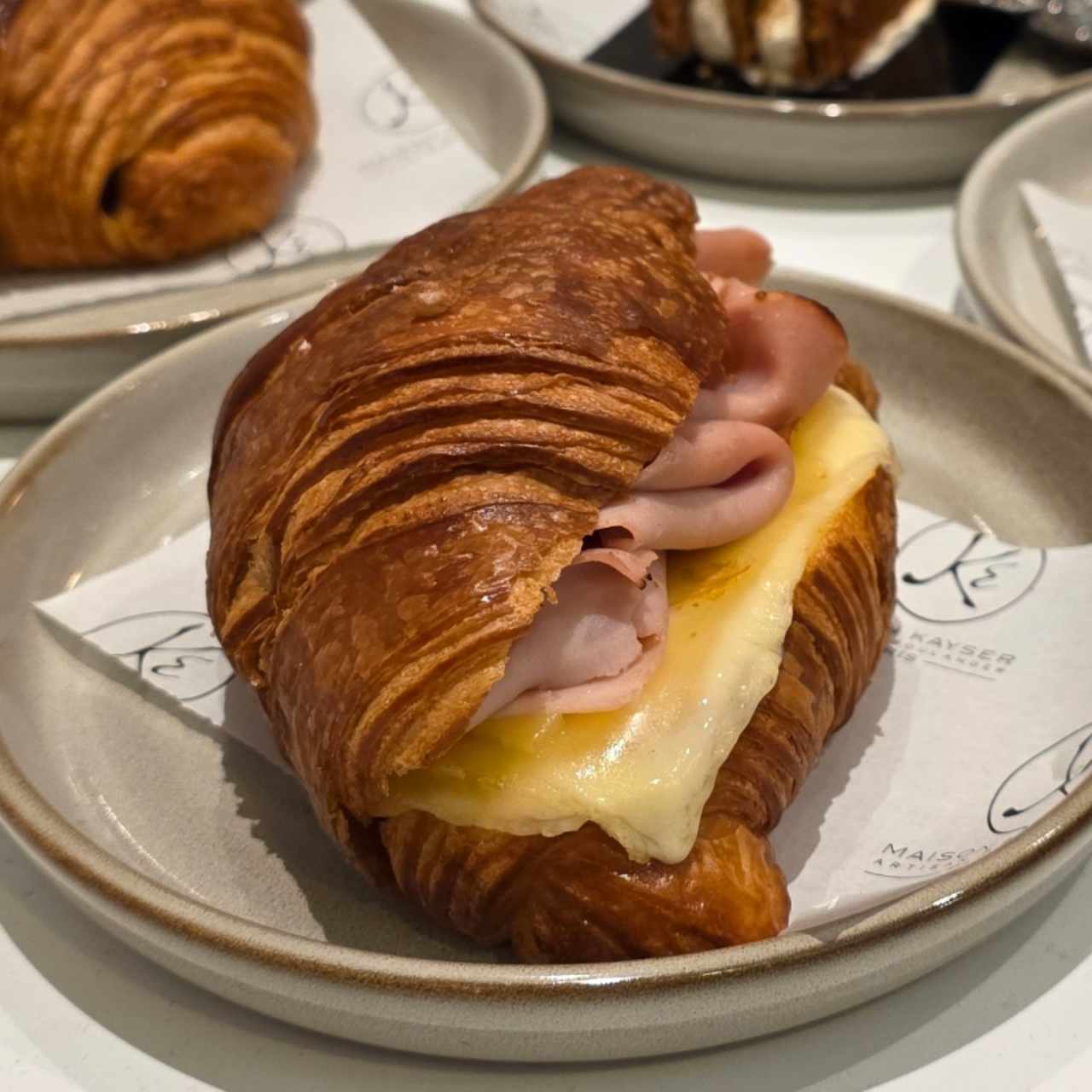 croissant de gouda y pavo