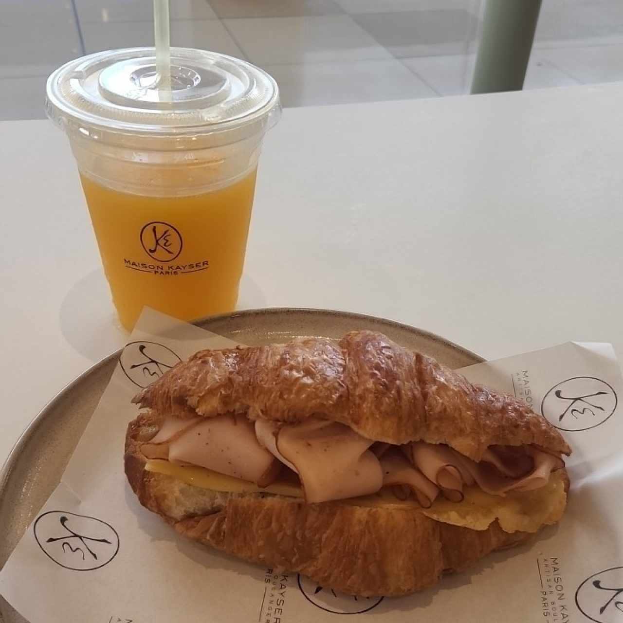 croissant de jamón y queso y jugo de naranja natural