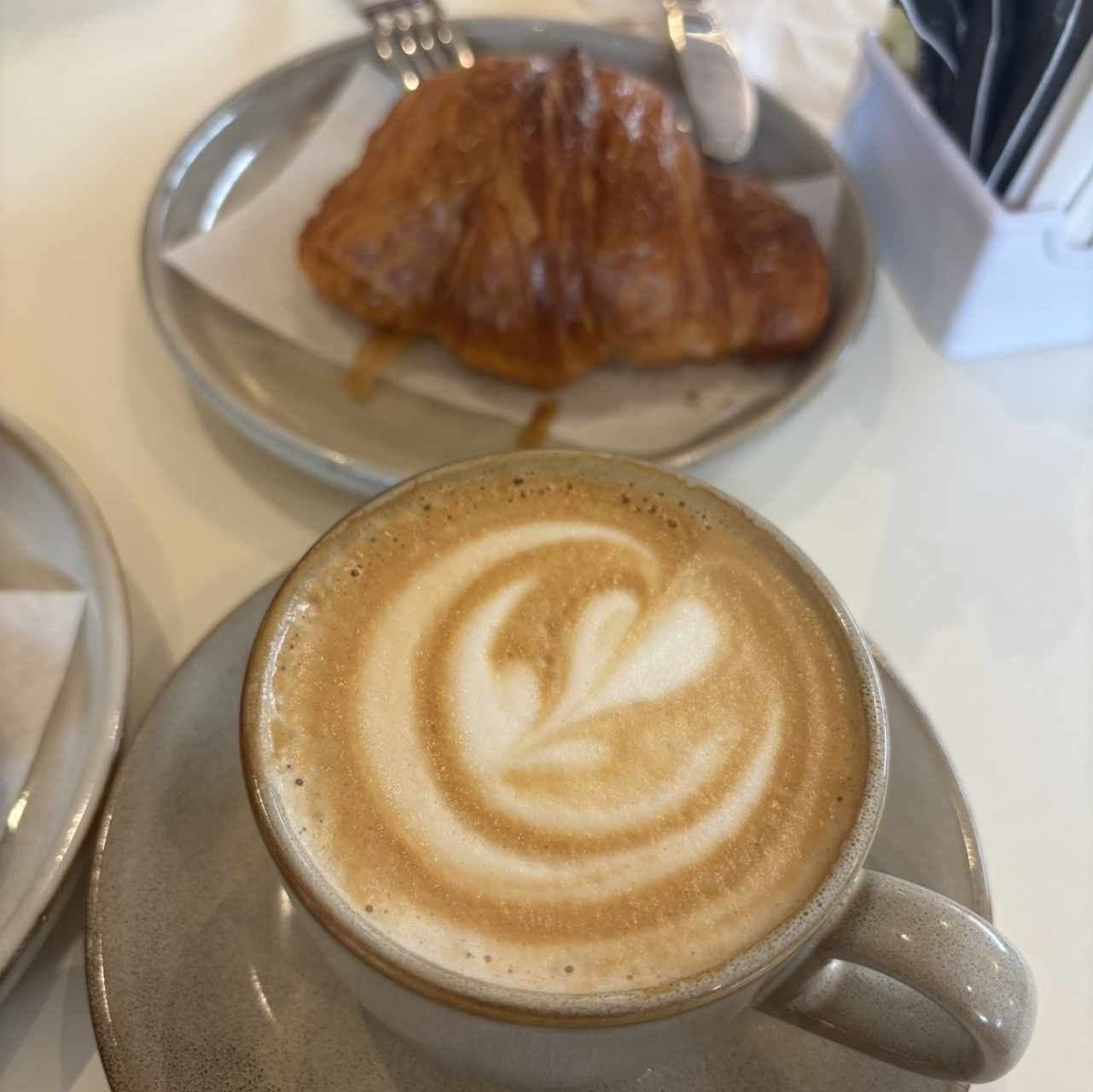 Capuccino y croissant