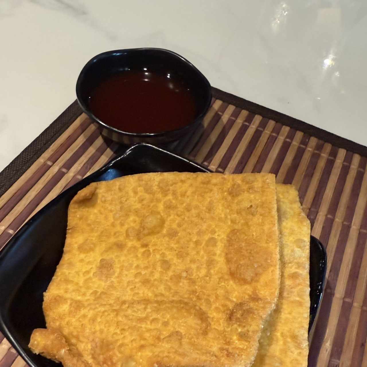 Wantón frito con Salsa Agridulce