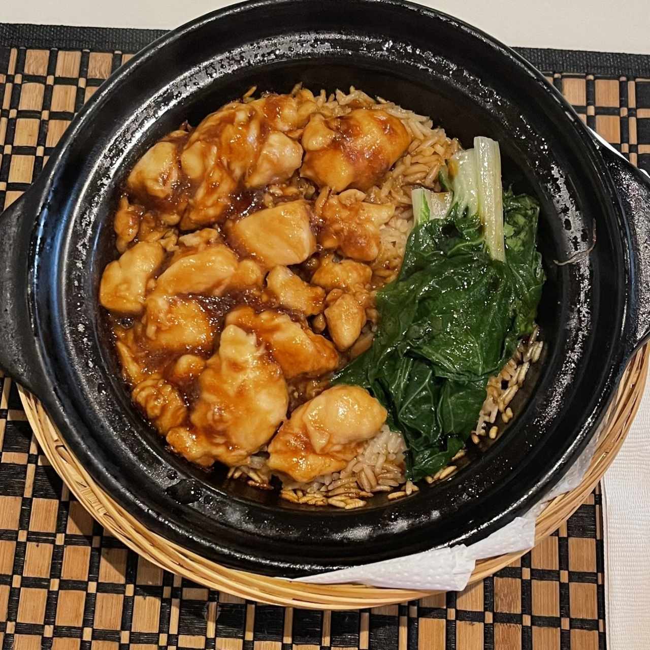 Clay Pot de pollo con hongos, arroz y hojas de mostaza