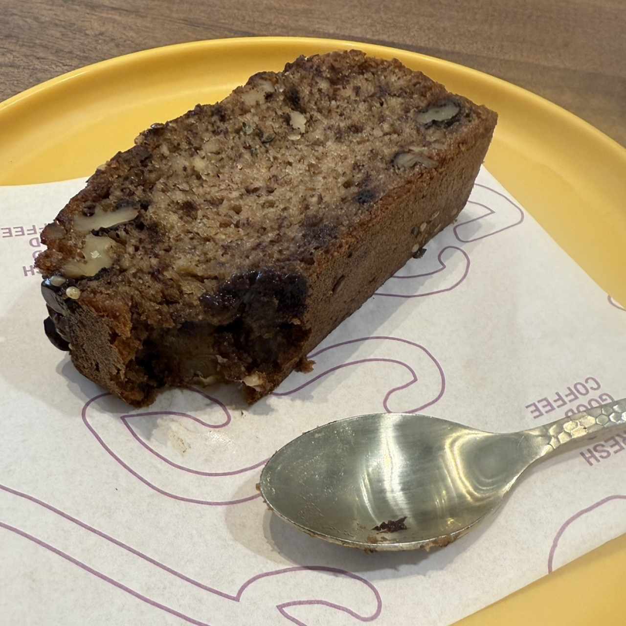 Pastel de banano con chispas de chocolate y nueces