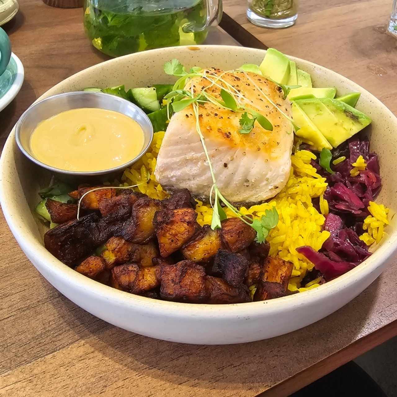 Spicy salmón bowl