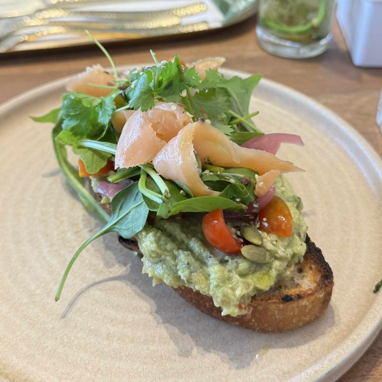 Tostada de aguacate y salmón