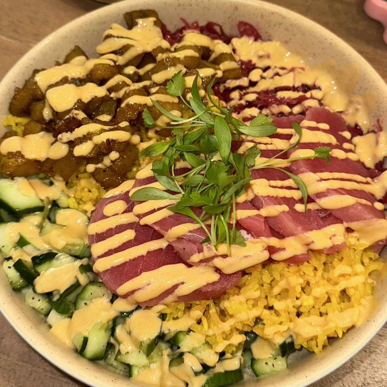 Spicy Salmon bowl, cambie el salmon por tuna. (Cambios de proteina lleva sobrecosto)