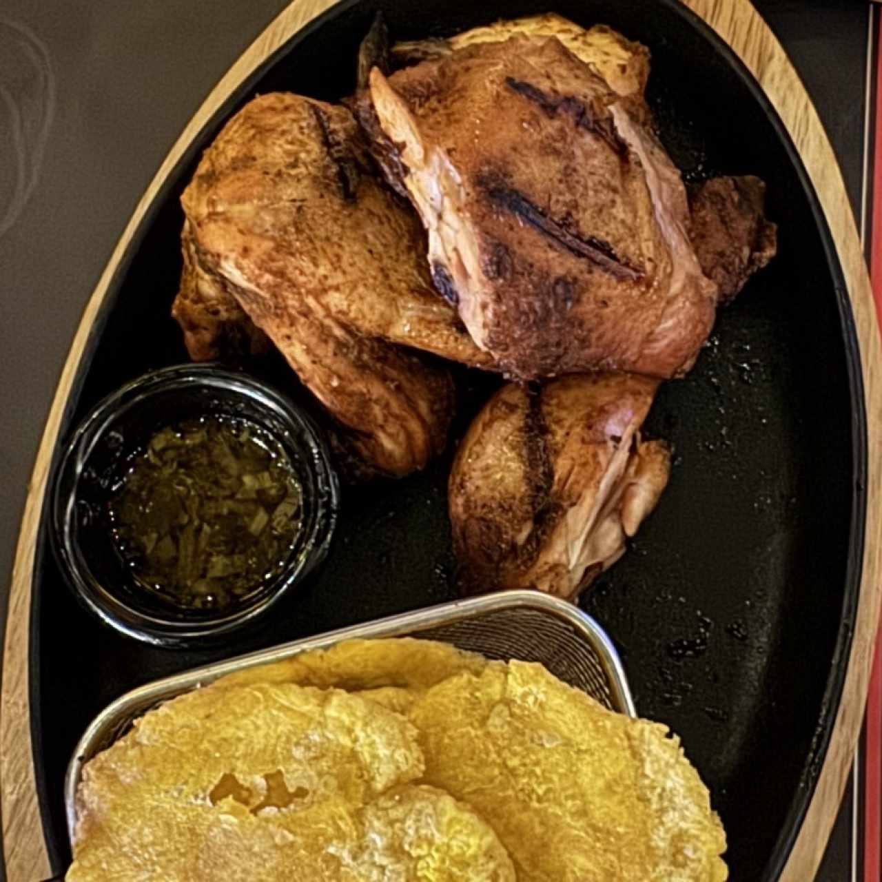 Medio pollo con patacones 