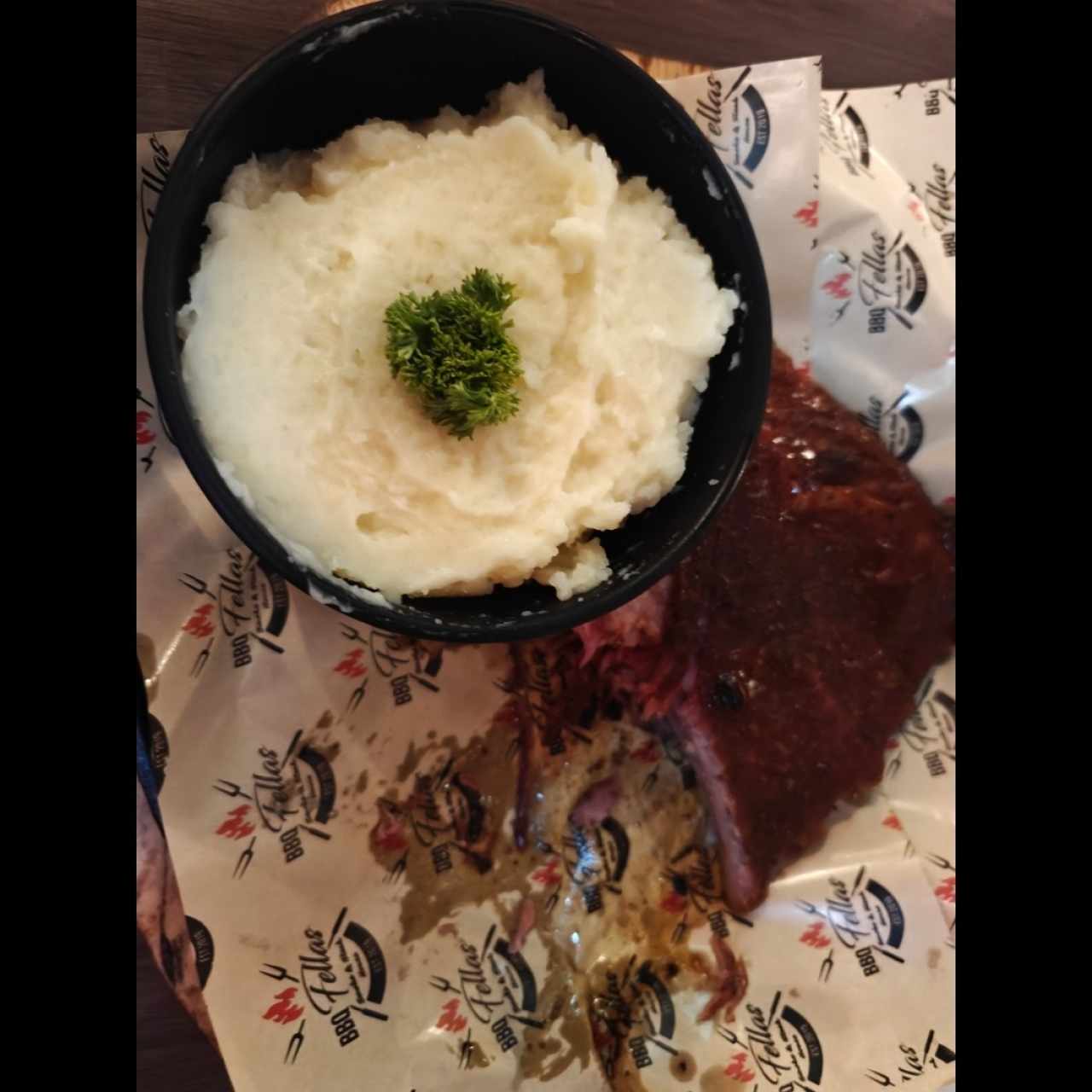 puré acompañado con costillas 