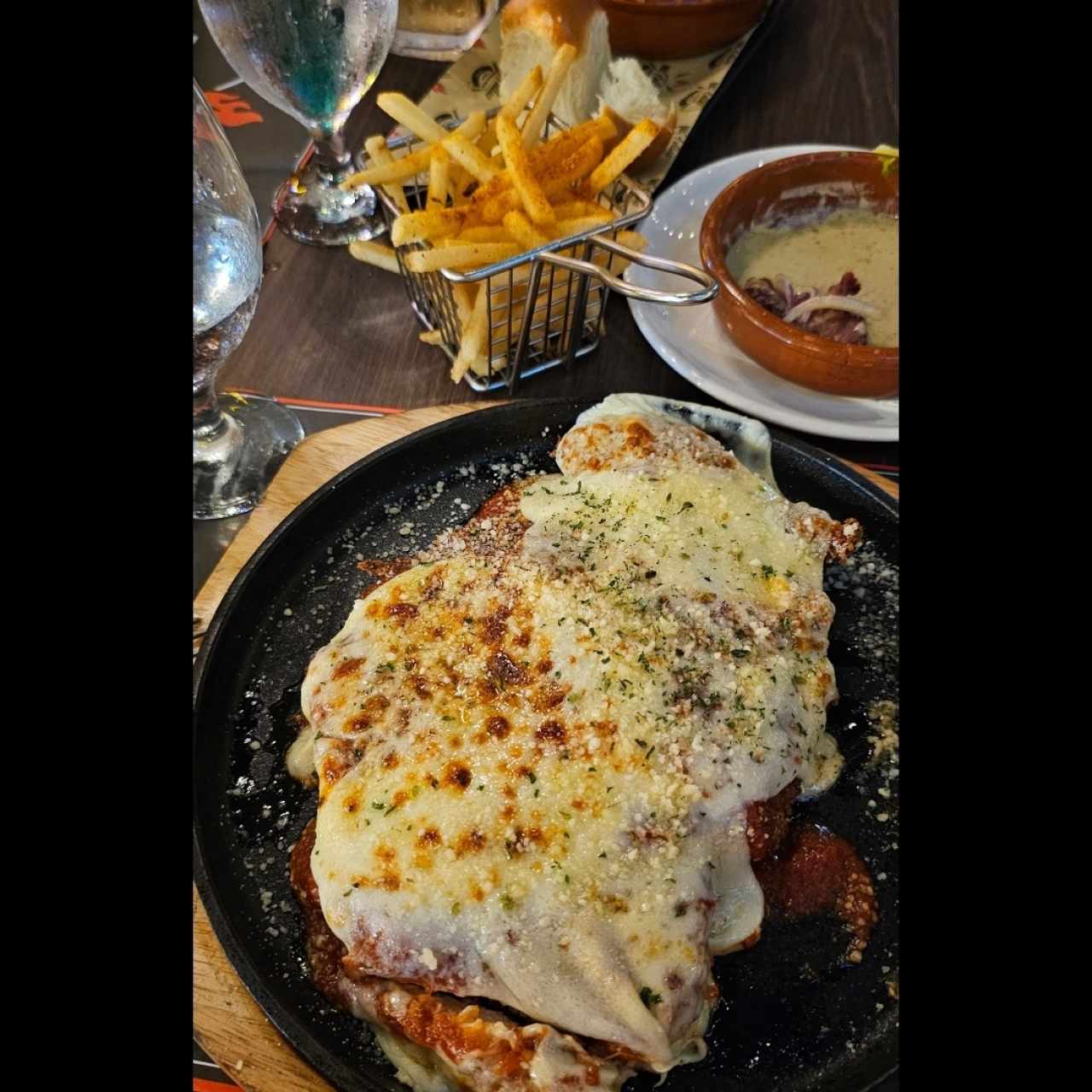 Milanesa napolitana con papas 