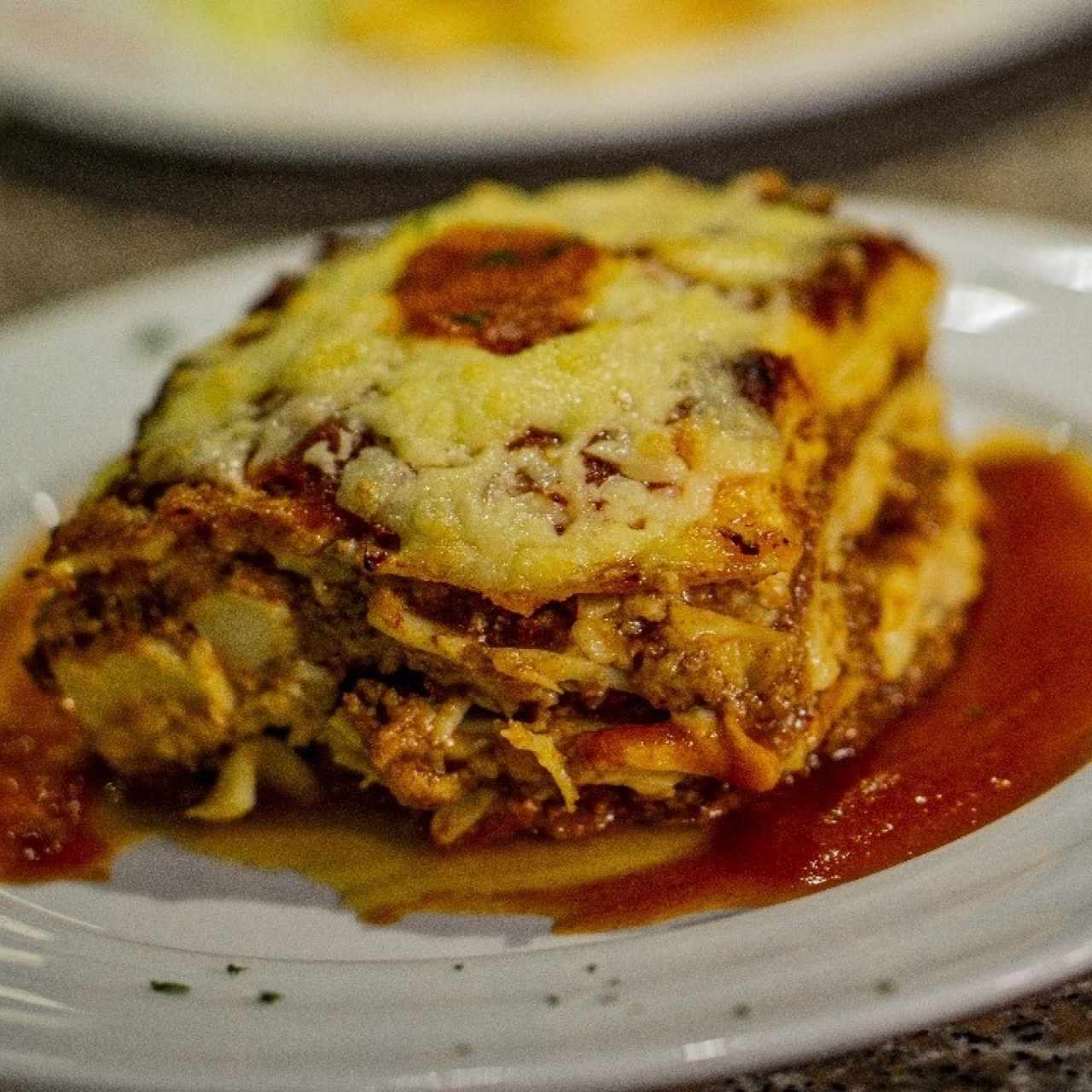 Lasaña de carne en salsa roja