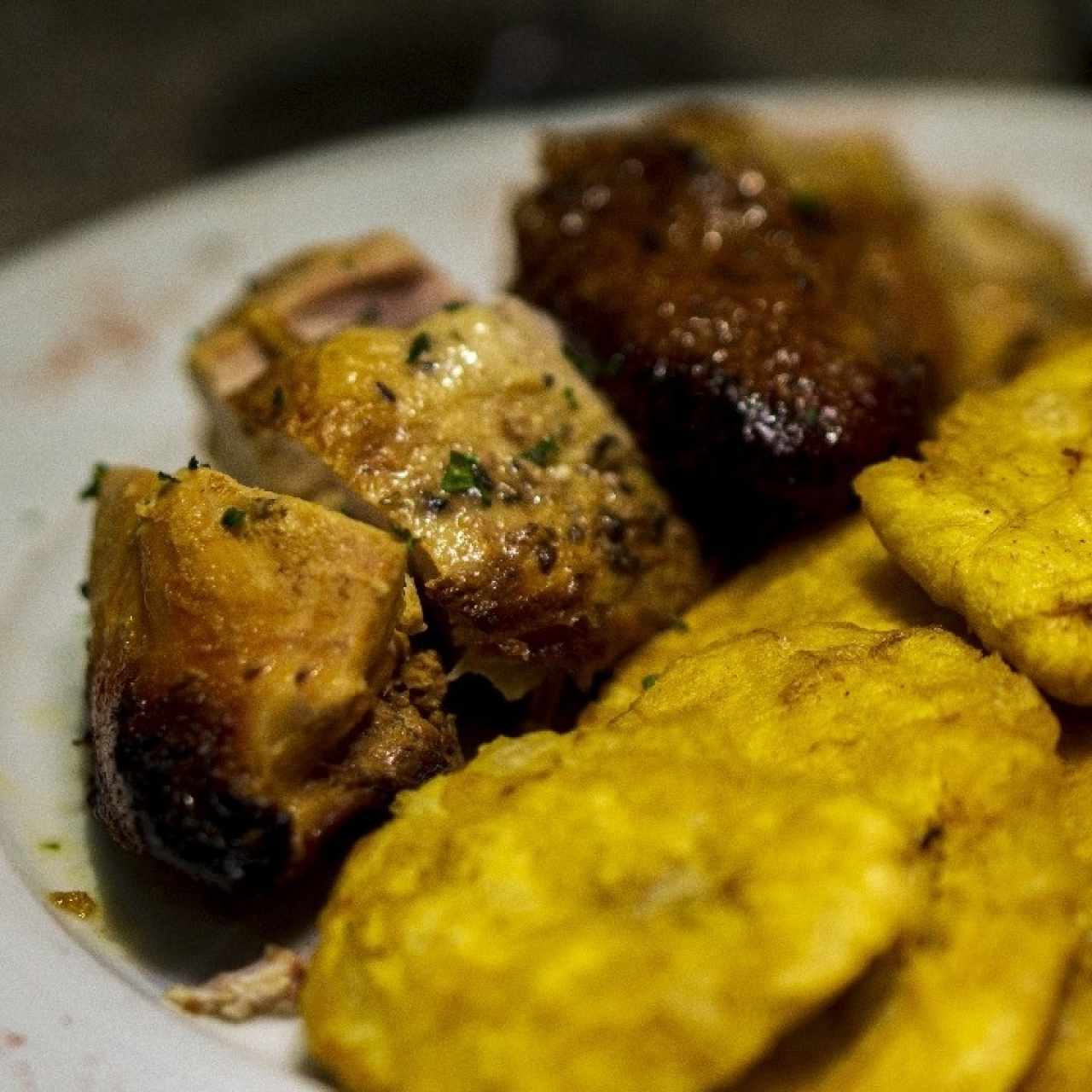 Pollo y patacones